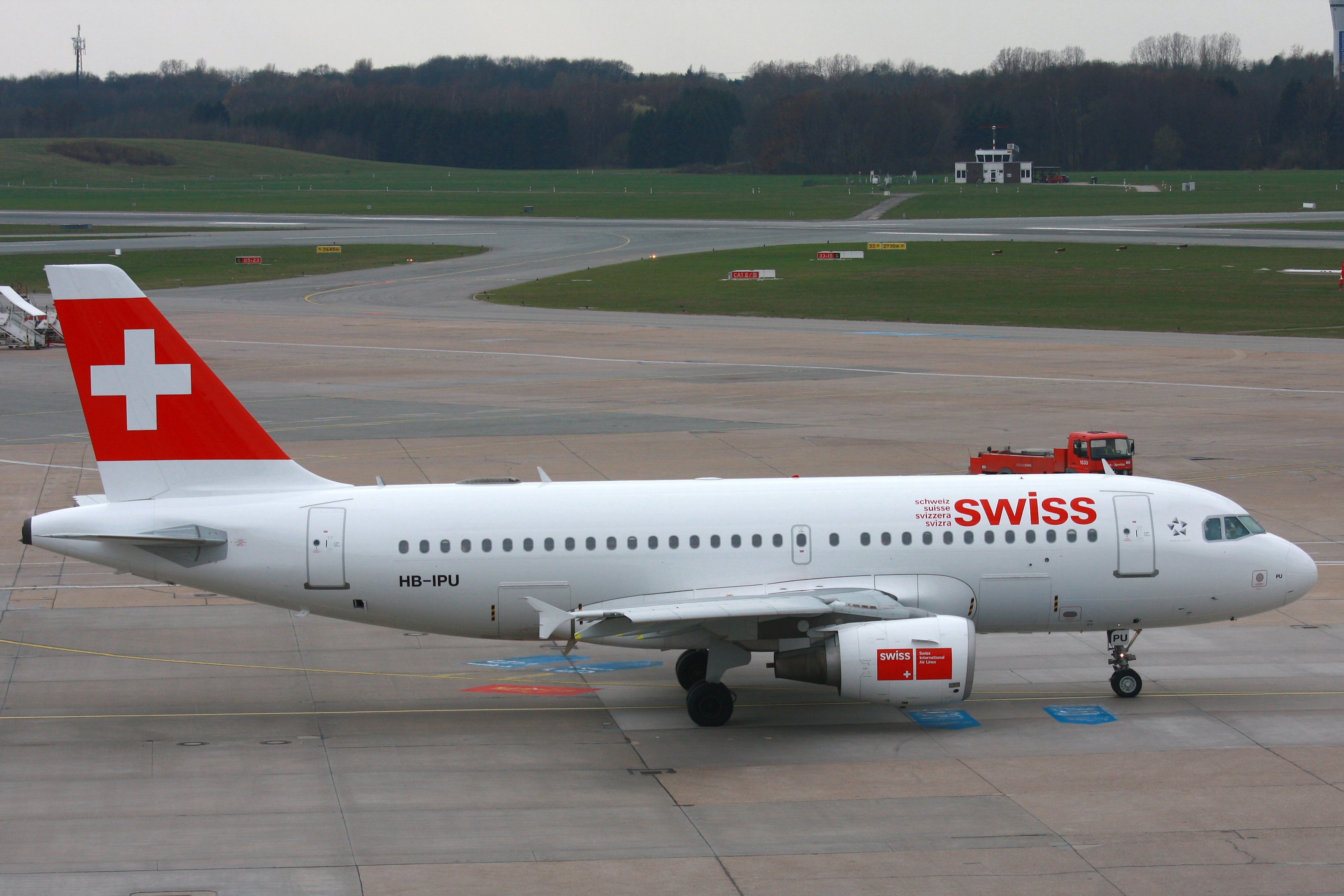 2010-04-06_A319_Swiss_HB-IPU_EDDH_01
