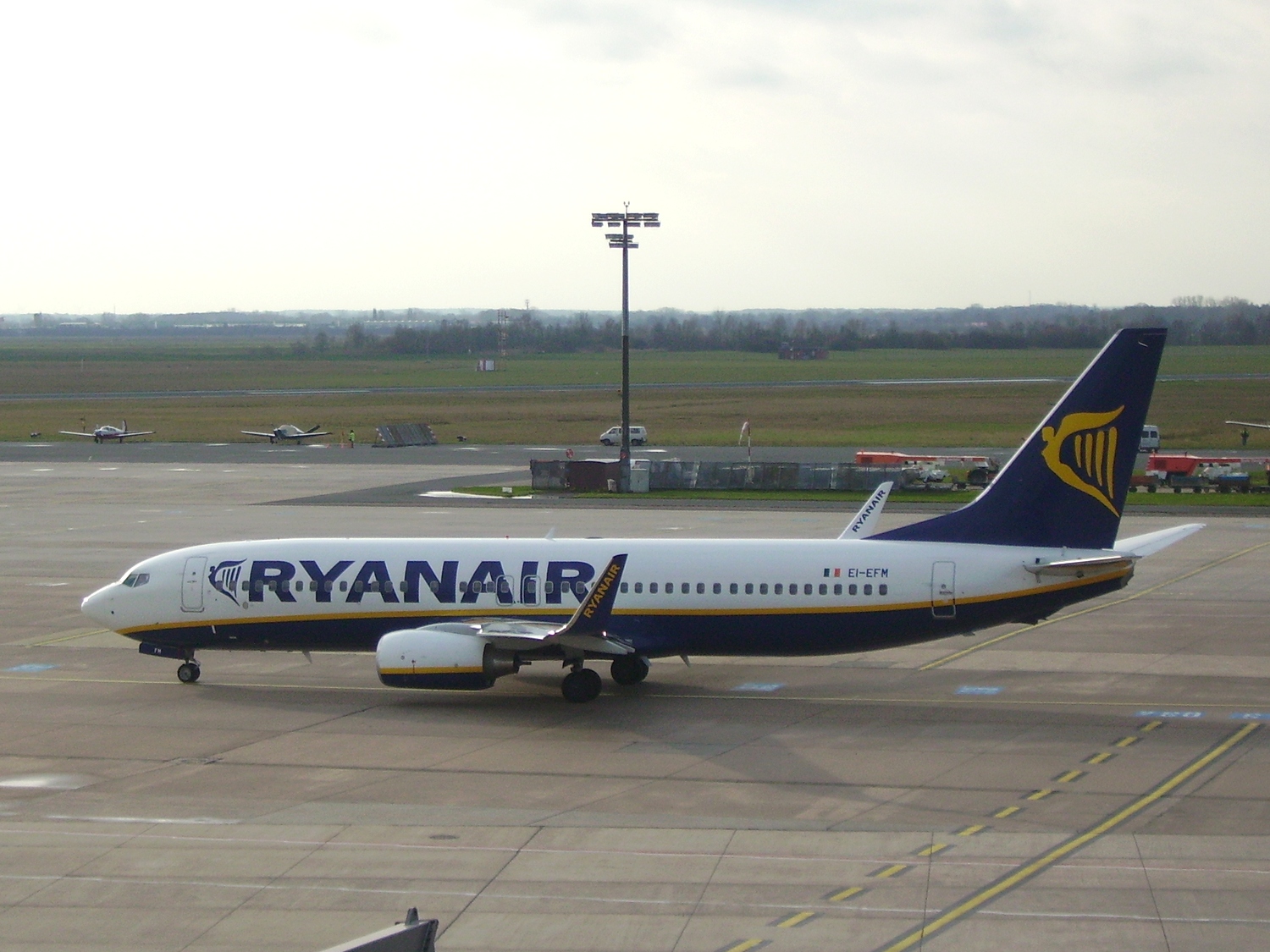 Boeing_737-800_Ryanair_EI-EFM