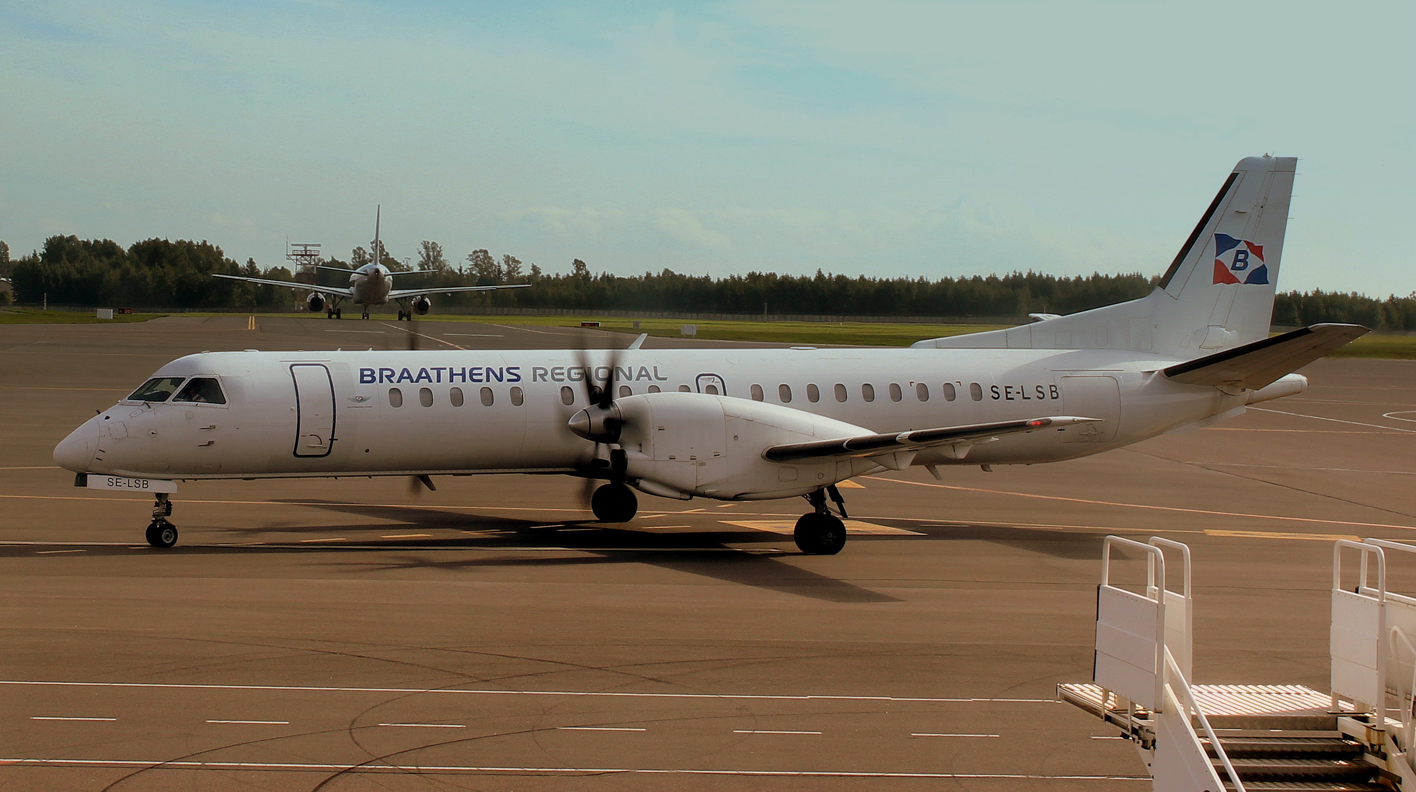 BRAATHENS_REGIONAL_SAAB_2000_SE-LSB_AT_VILLINUS_AIRPORT_LITHUANIA_SEP_2013_(9904519485)