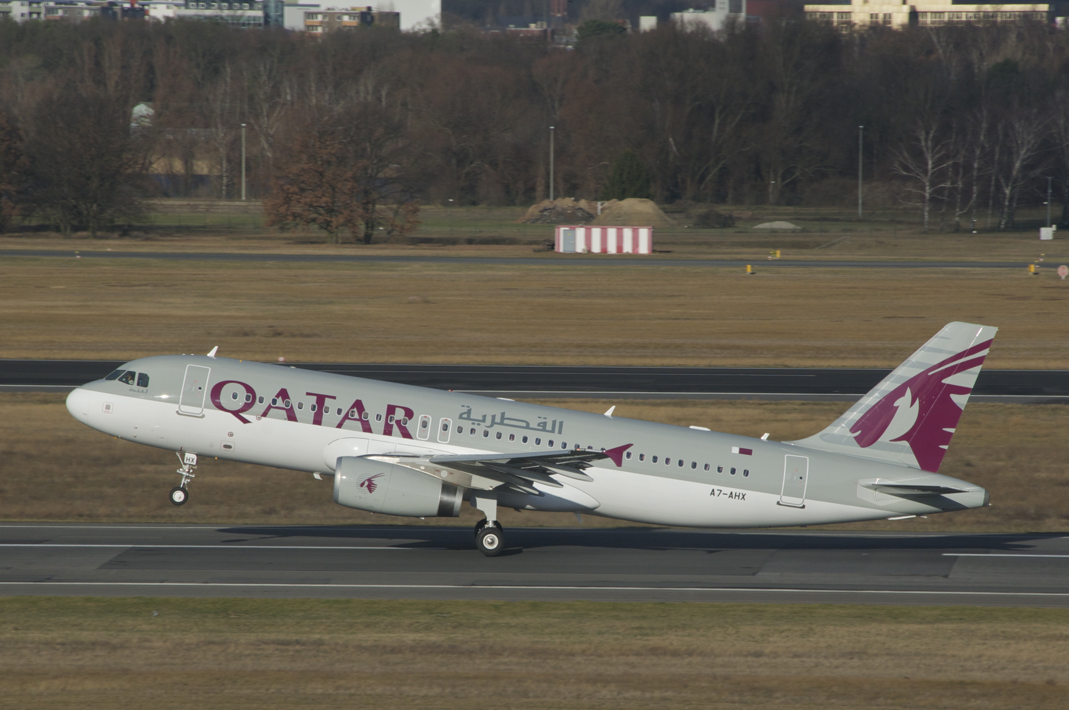 Qatar_Airways_Airbus_A320-232;_A7-AHX@TXL;30.12.2012_684cm_(8333192154)