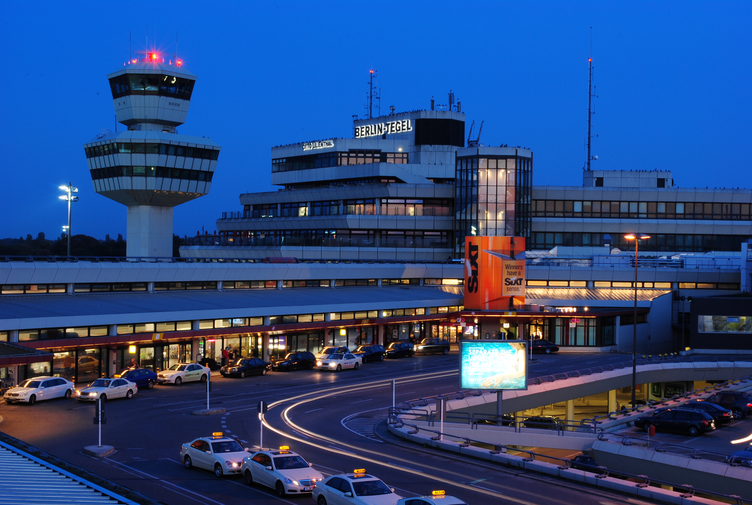 Flughafen_Tegel_Tower_und_Hauptgebäude