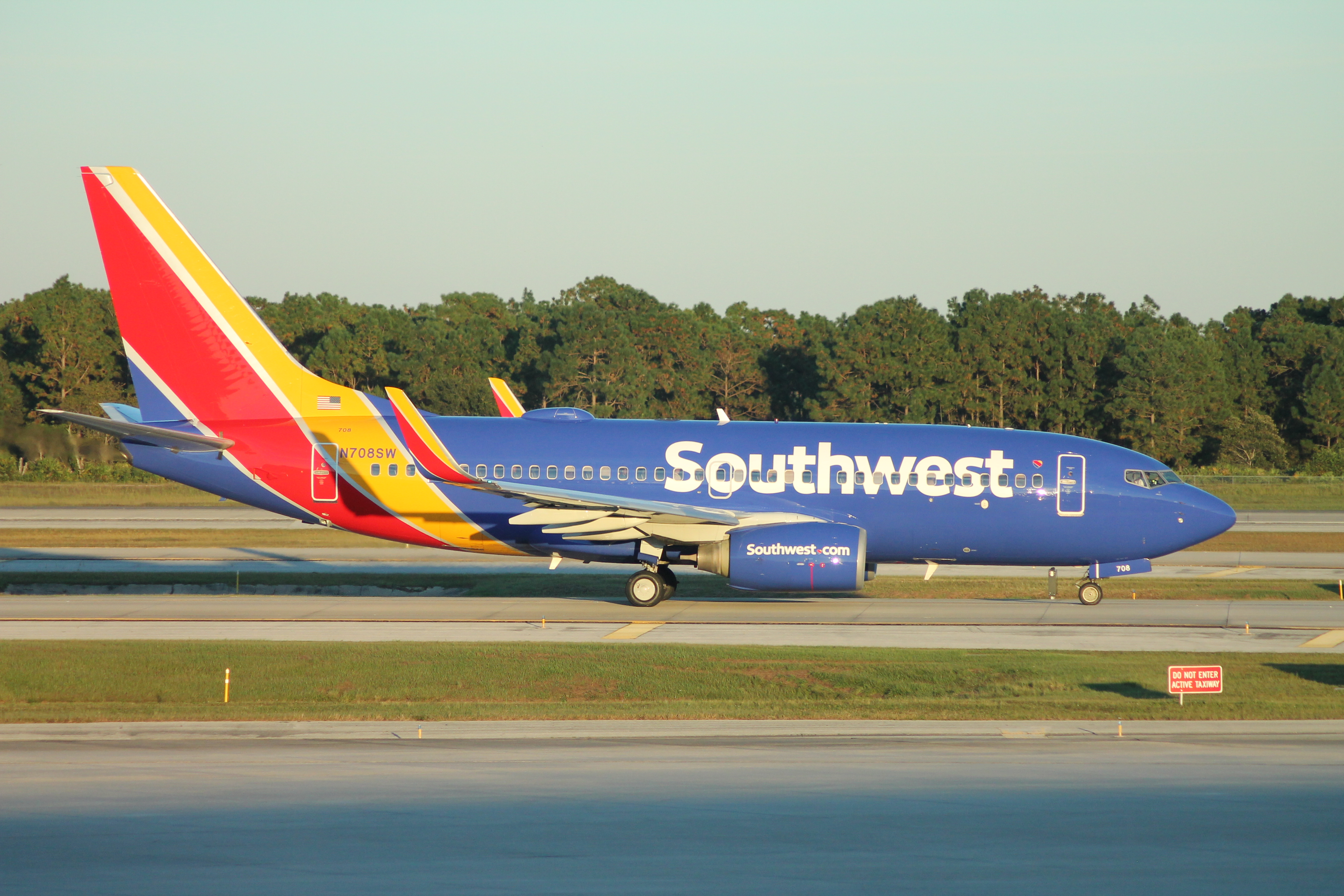 Southwest_Airlines_Boeing_737-700_(2014_livery)