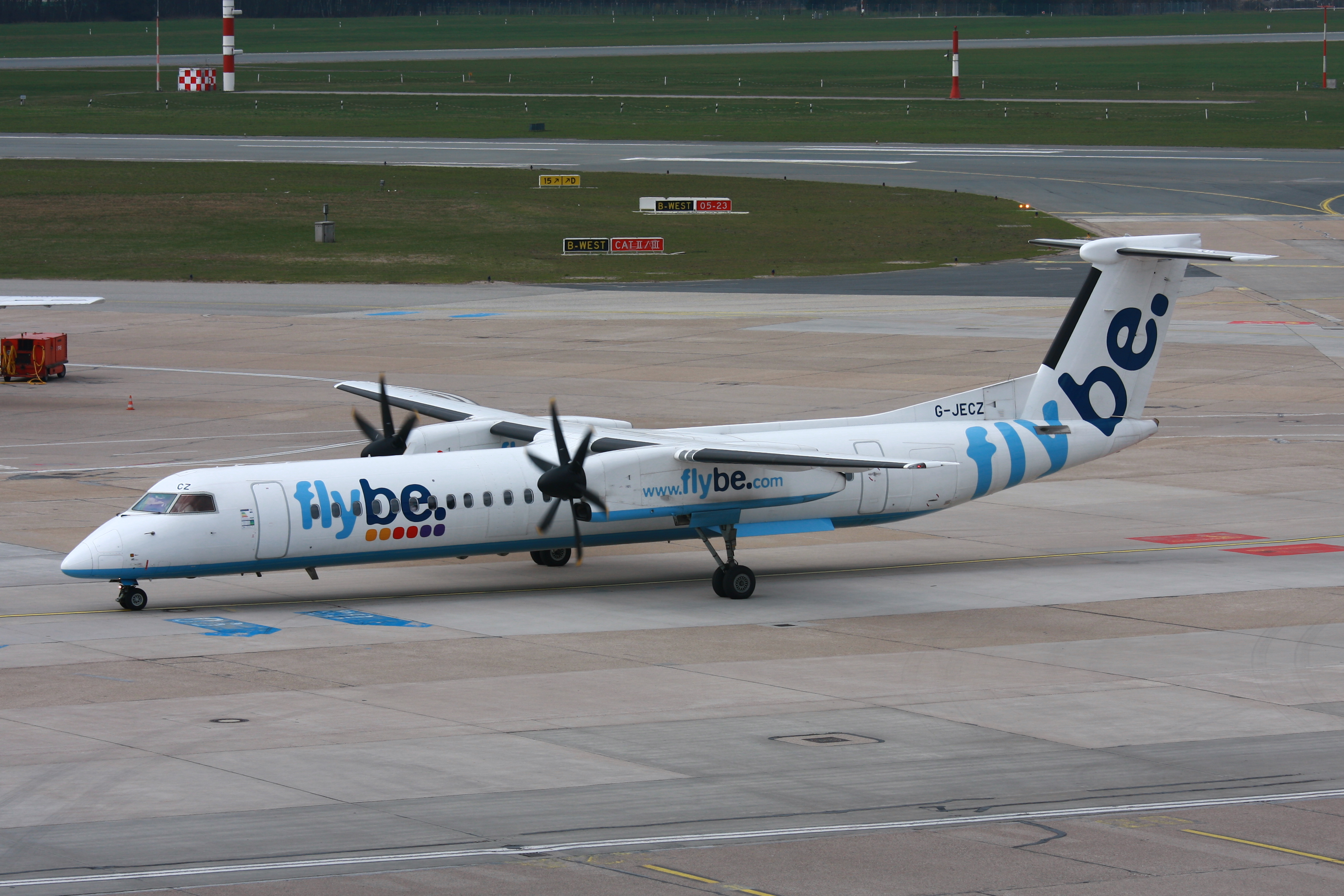 2010-04-06_Dash8_flybe_G-JECZ_EDDH_02