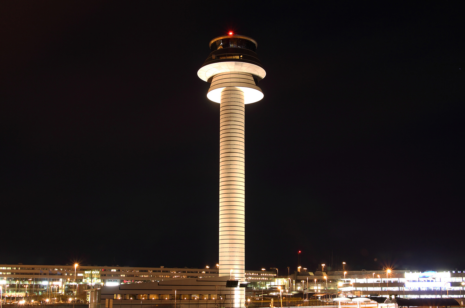 Arlanda_Tower_at_night