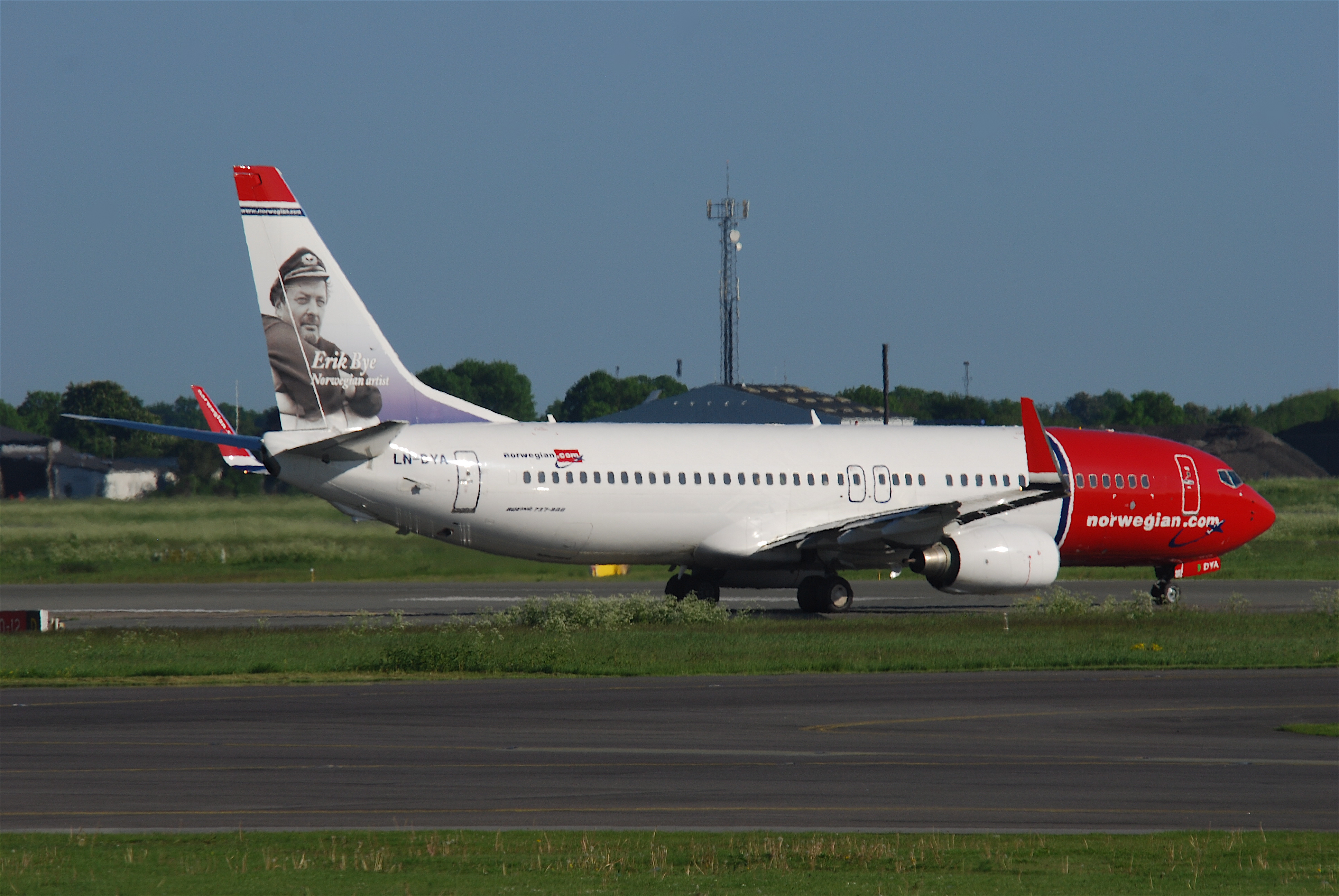 Norwegian_Boeing_737-800;_LN-DYA@CPH;04.06.2010_575ay_(4688160639)