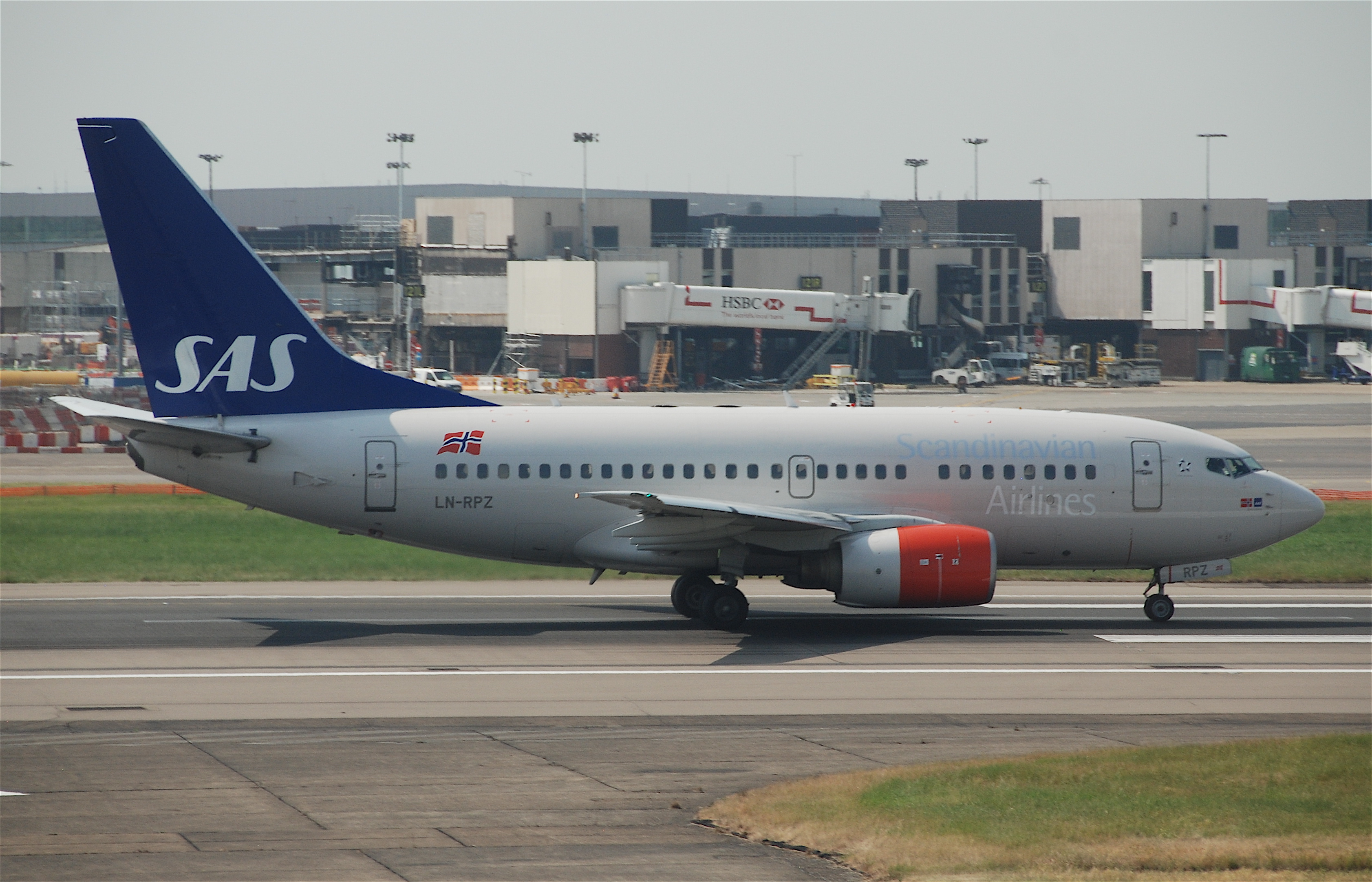 Scandinavian_Airlines_Boeing_737-600;_LN-RPZ@LHR;05.06.2010_576em_(4690517748)