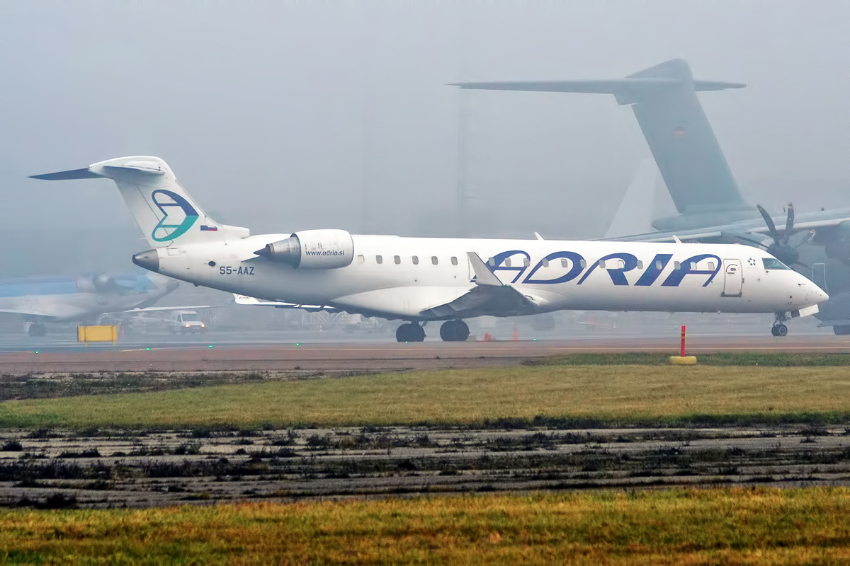 Adria_Airways,_S5-AAZ,_Canadair_CRJ-701ER_(22968771335)