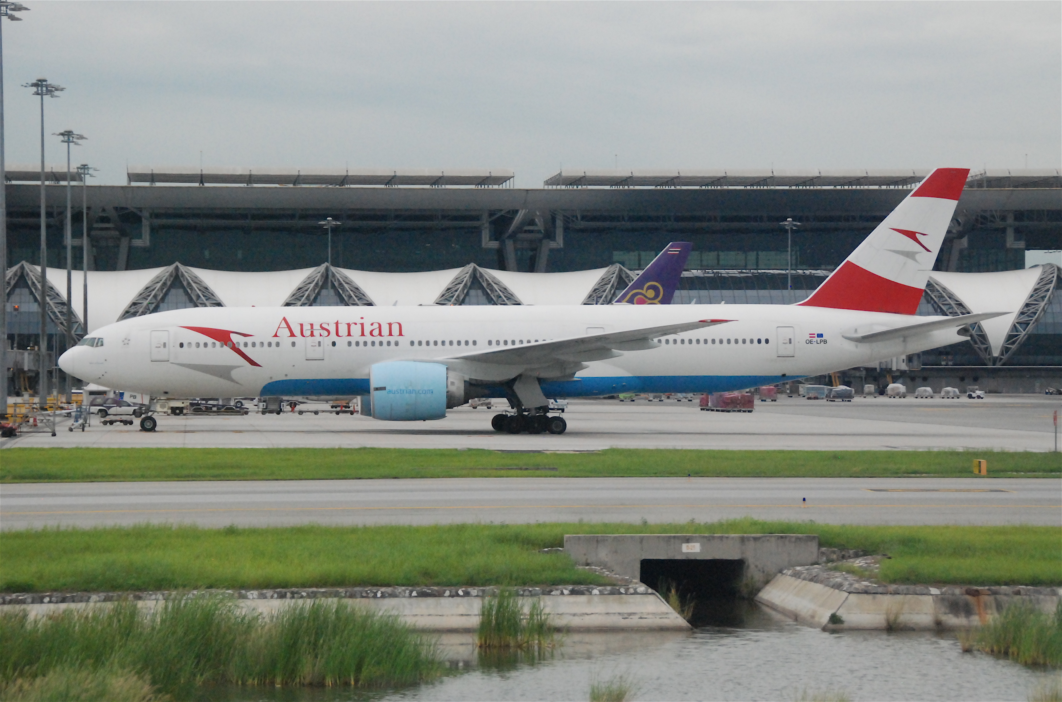 Austrian_Airlines_Boeing_777-200;_OE-LPB@BKK;30.07.2011_613ky_(6041983655)