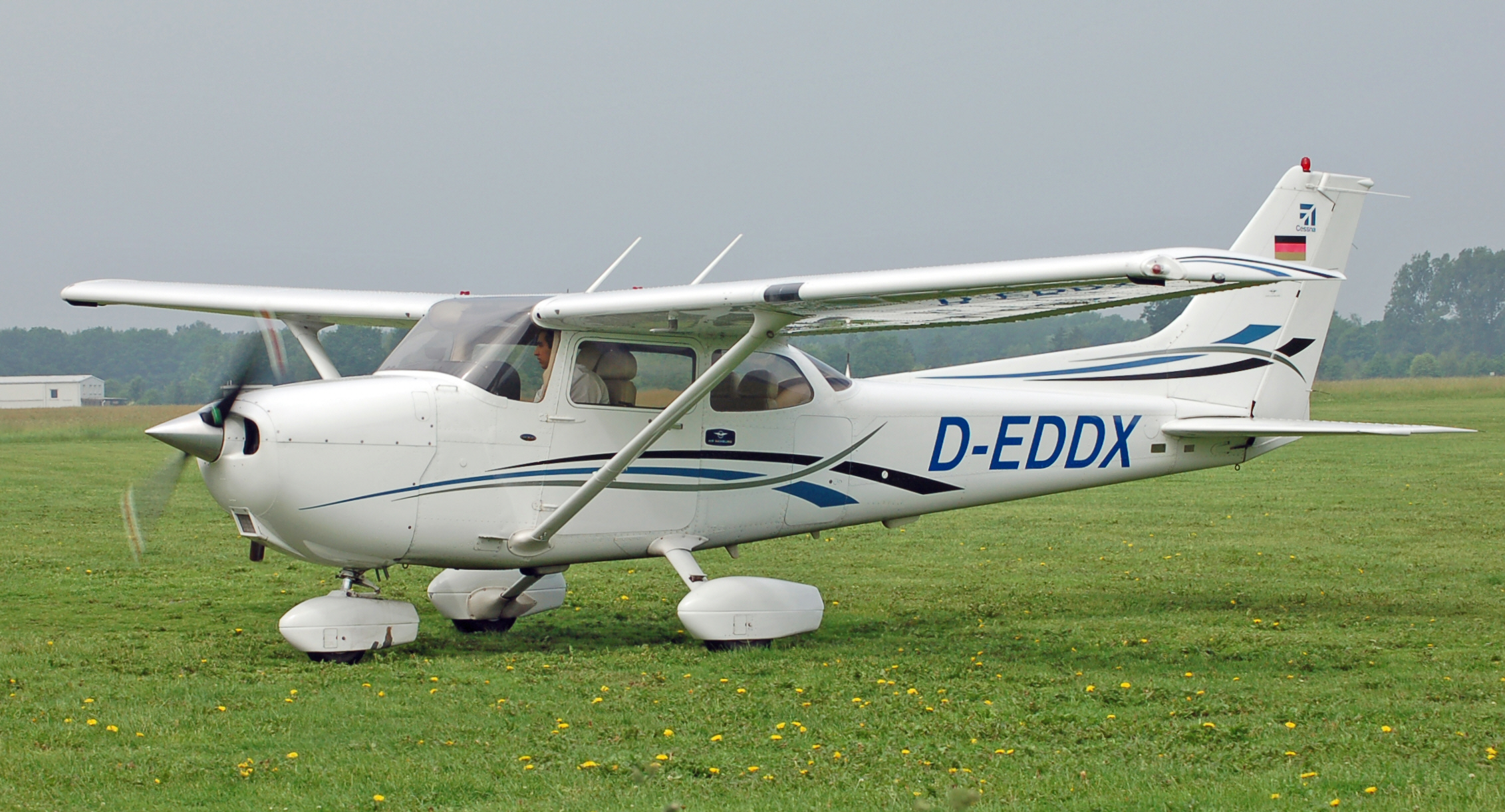Cessna_172_Skyhawk_(D-EDDX)_02