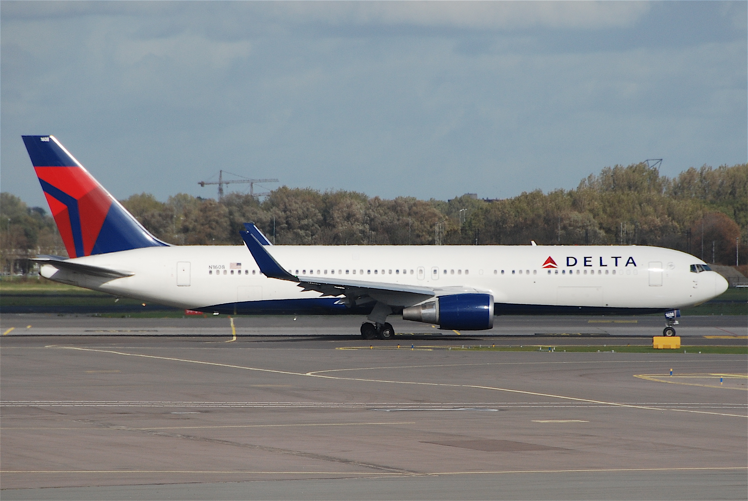 Delta_Air_Lines_Boeing_767-300ER;_N1608@AMS;18.10.2011_627co_(6389419537)