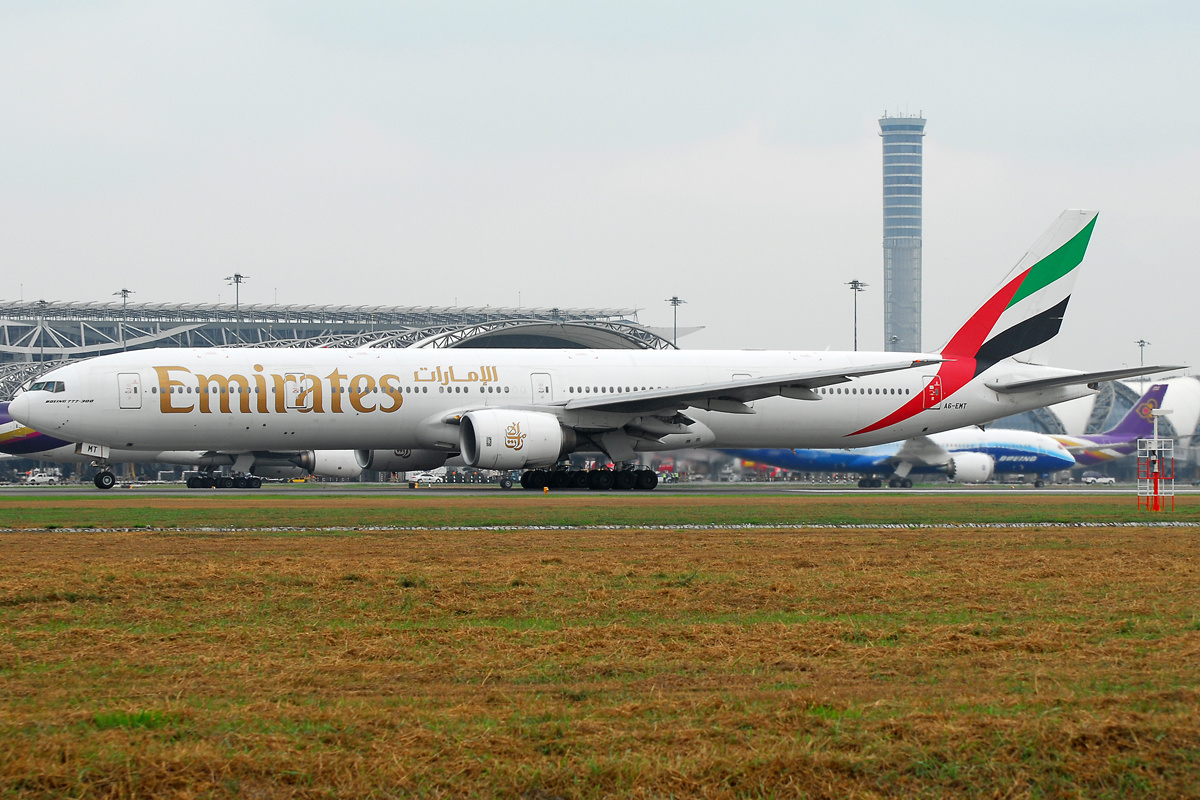 Emirates_Boeing_777-300_Prasertwit-1