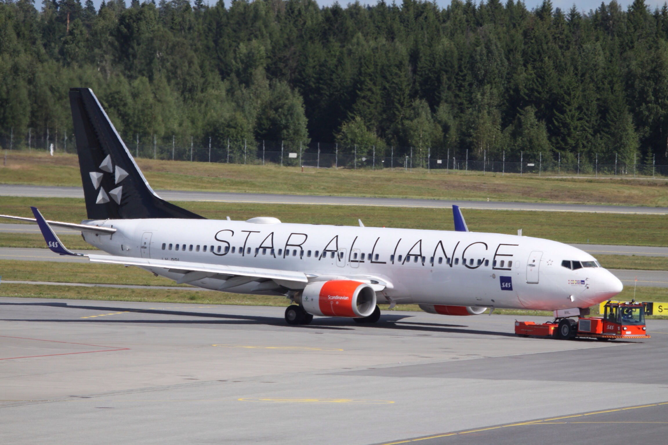 LN-RRL_Boeing_B.737WL_SAS_Scandinavian_Airlines_In_Star_Alliance_Colours_(9533297806)