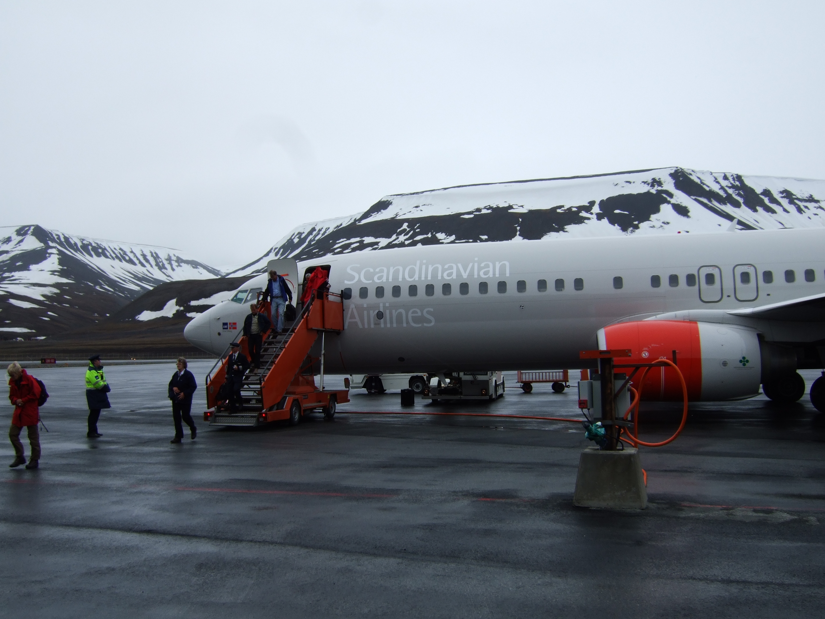 SAS_Boeing_737_at_Svalbard_Airport,_Longyear