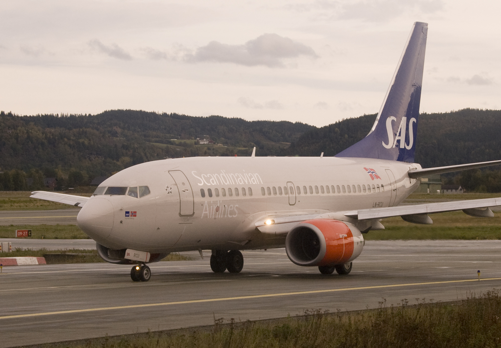 SAS_LN-RCU_Boeing_737-600_at_Værnes