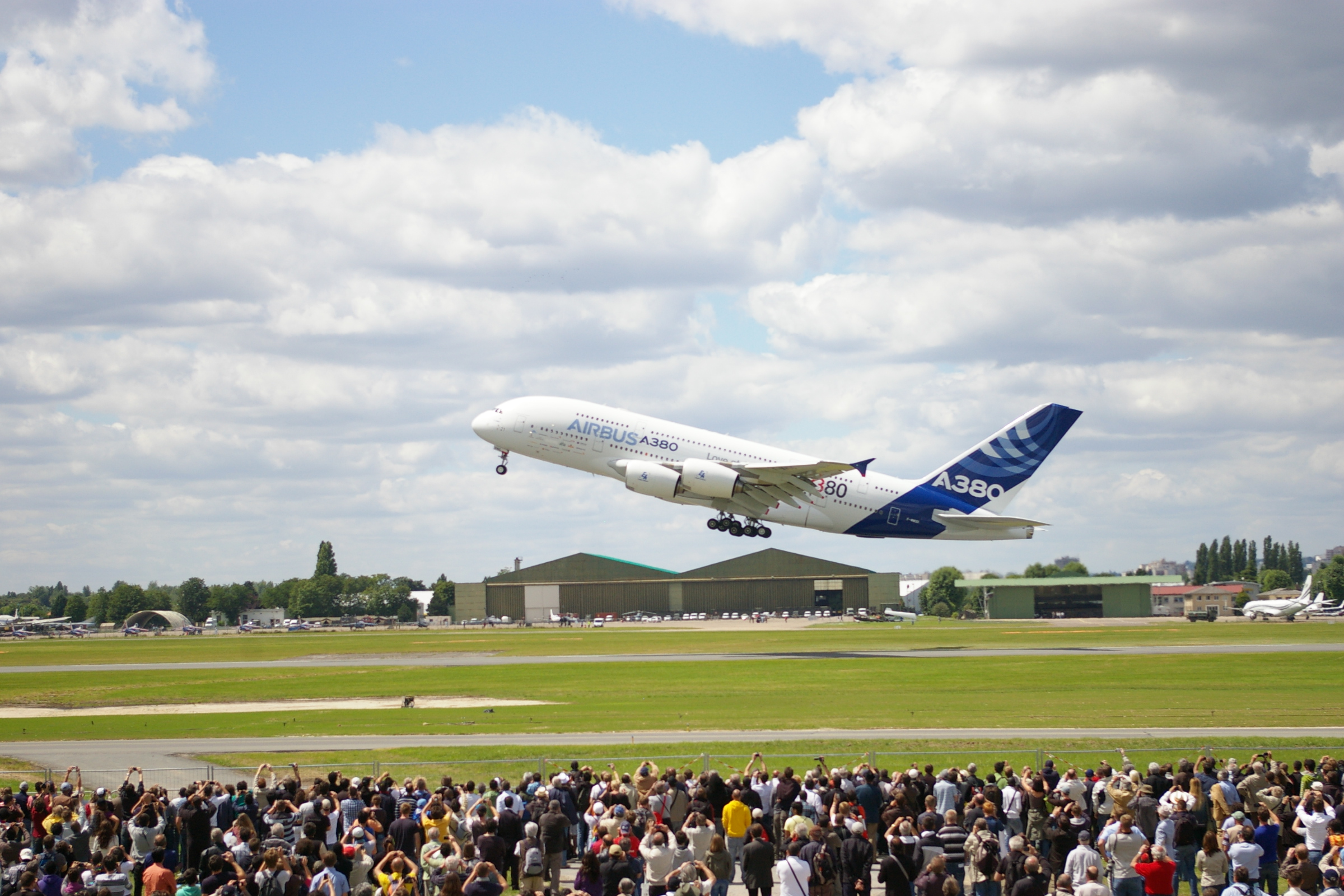 A380_-_Paris_Air_Show_2011_-_Take_off