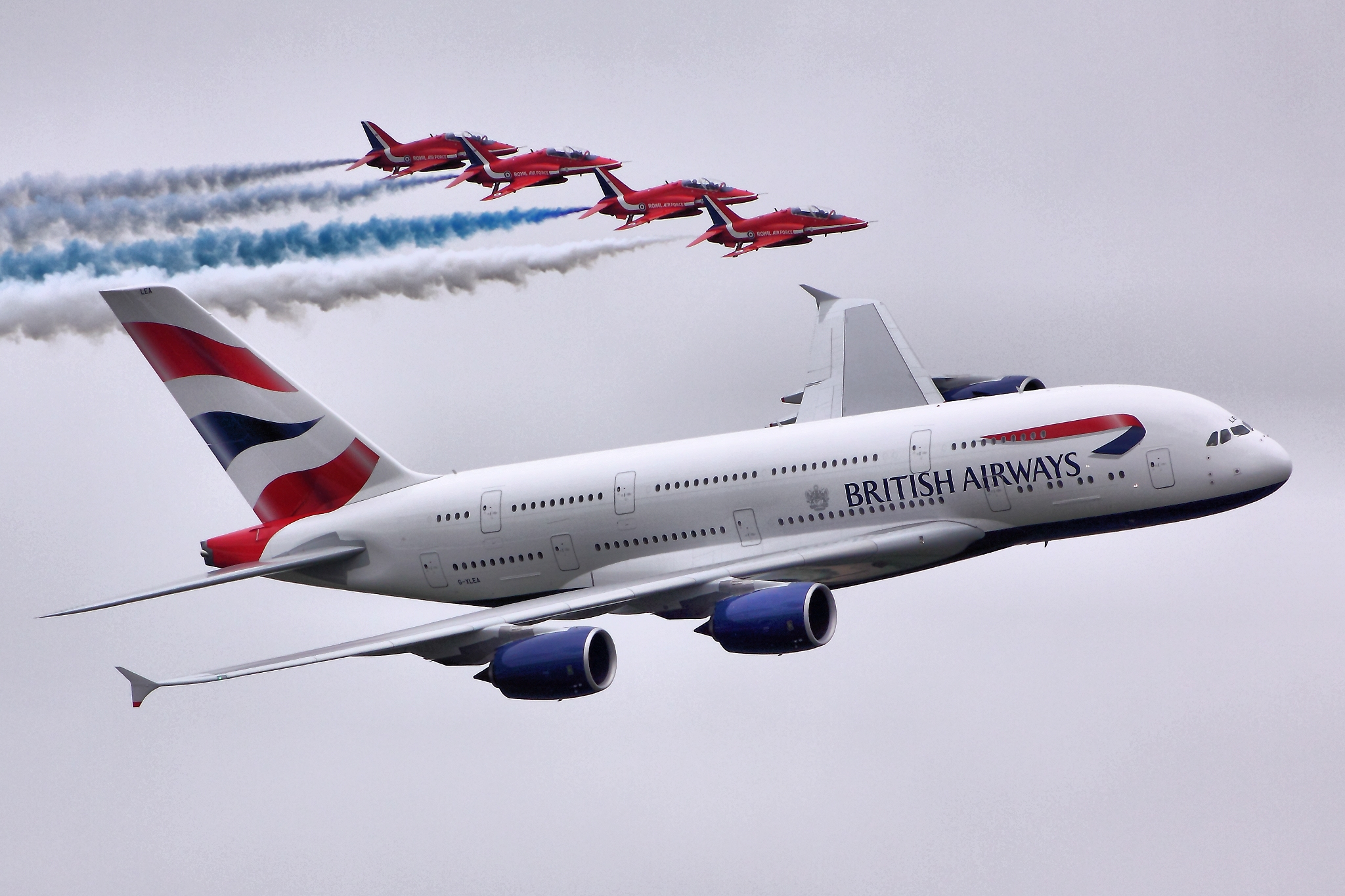 A380_&amp;_Red_Arrows_-_RIAT_2013