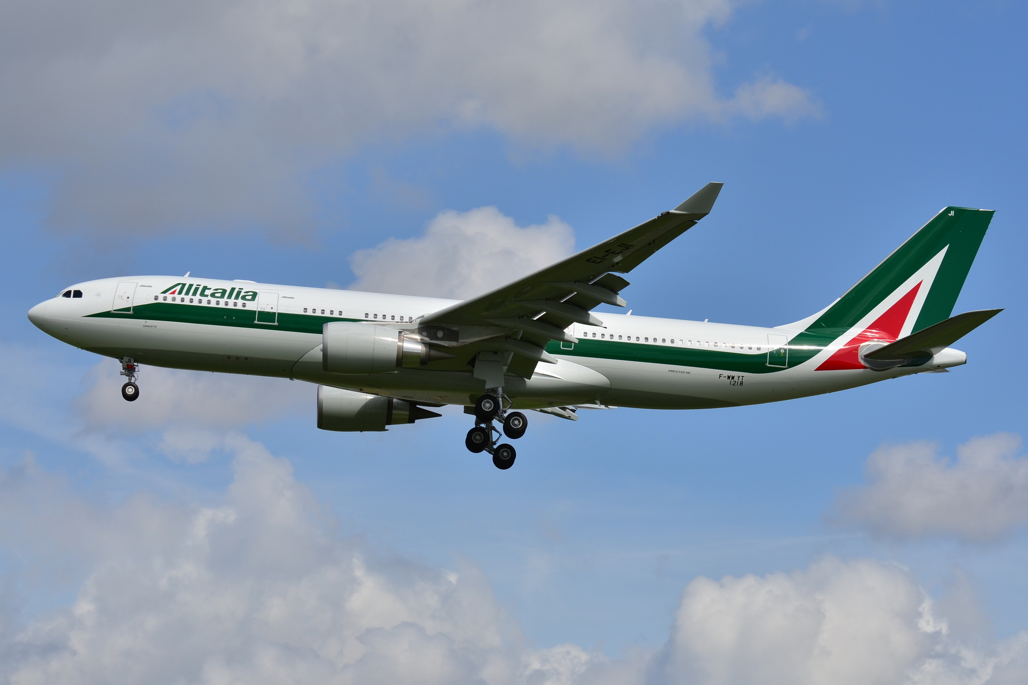 Airbus_A330-200_Alitalia_(AZA)_F-WWYT_-_MSN_1218_-_Named_Canaletto_-_Will_be_EI-EJI_(5589391283)