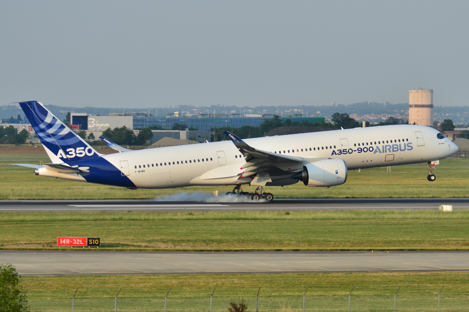 Airbus_A350-900_XWB_Airbus_Industries_(AIB)_MSN_001_-_F-WXWB_(9276762741)