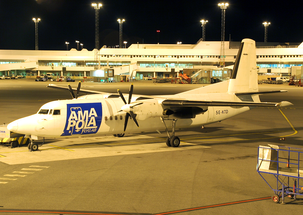 Amapola_Flyg_F50,_Stockholm-Arlanda_Airport,_August_2007