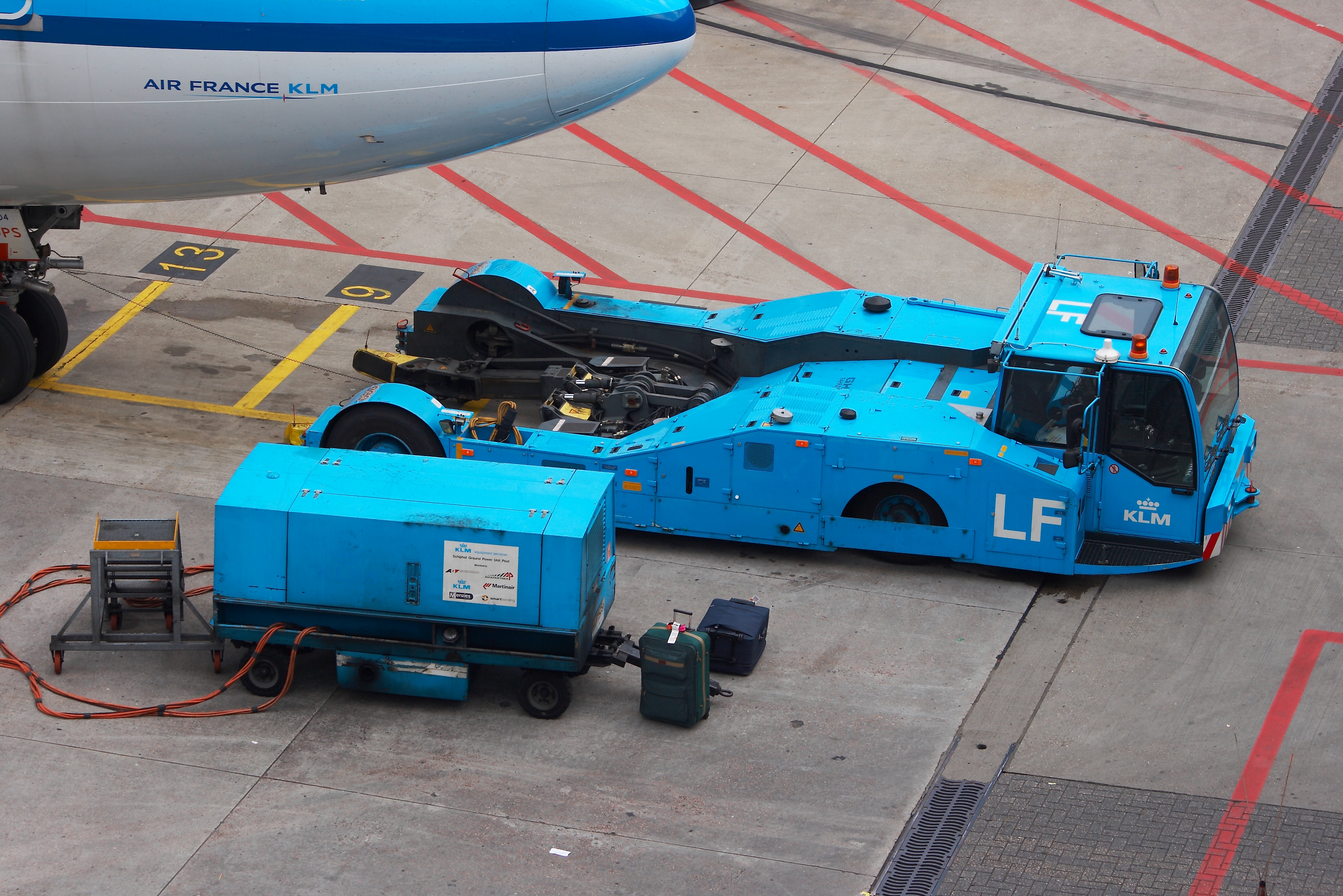 KLM_Pushback_tractor_and_ground_power_unit