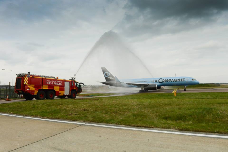 La_Compagnie_Boeing_757-200_receives_a_water_cannon_salute_at_London_Luton_Airport