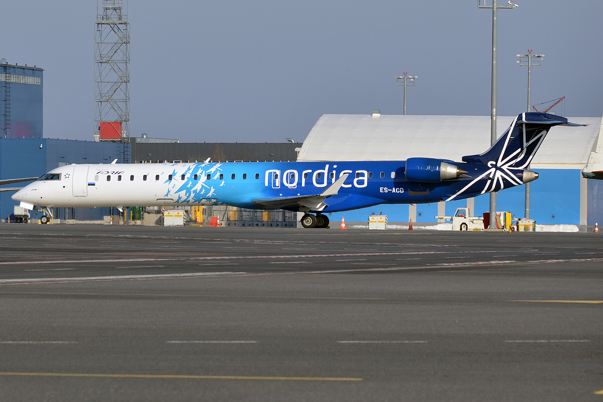 Nordica,_ES-ACD,_Canadair_CRJ-900ER_(26076502426)