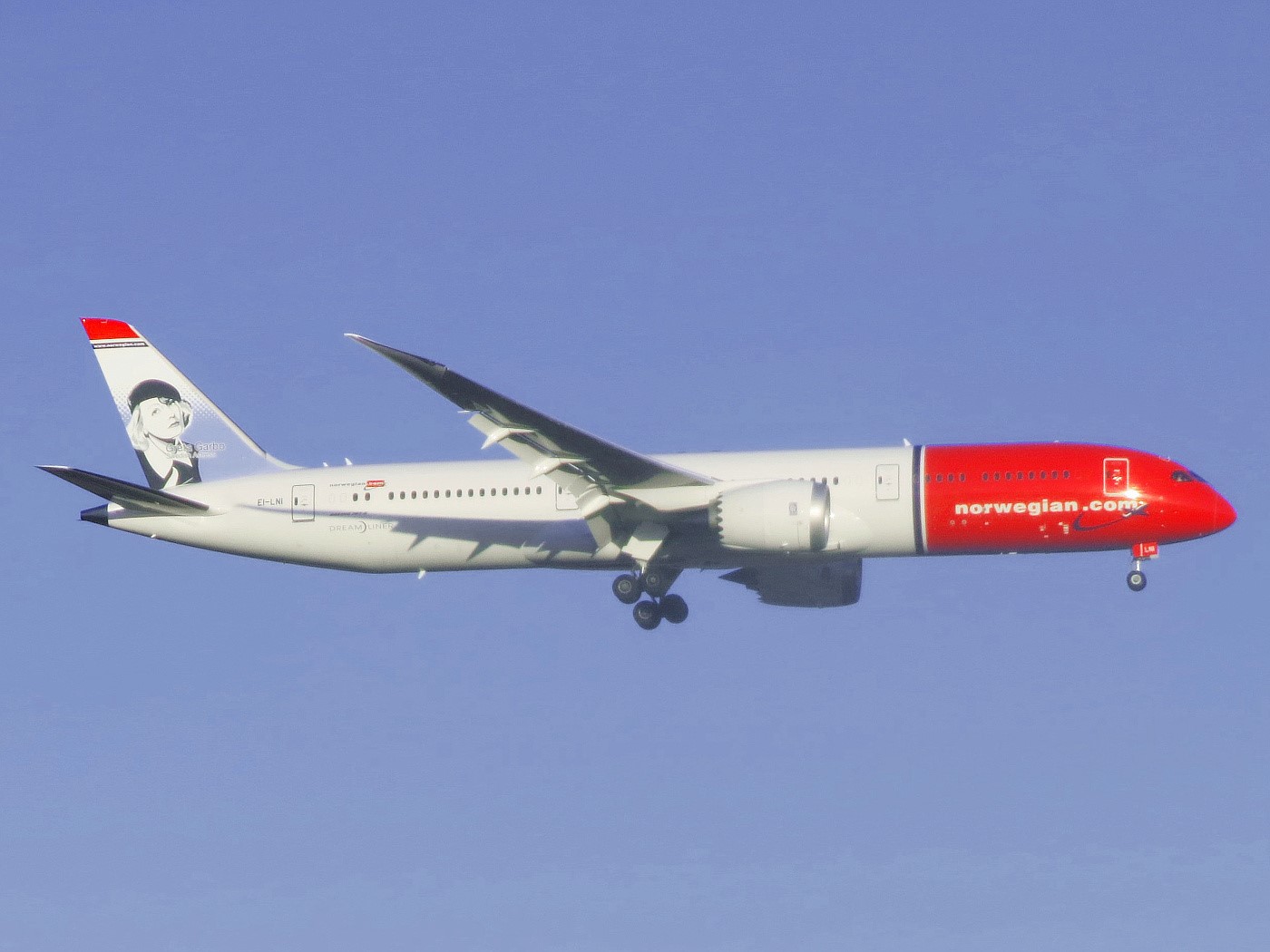 Norwegian_Air_Shuttle_Boeing_787-9_Dreamliner_EI-LNI_(Greta_Garbo)_approaching_JFK_Airport