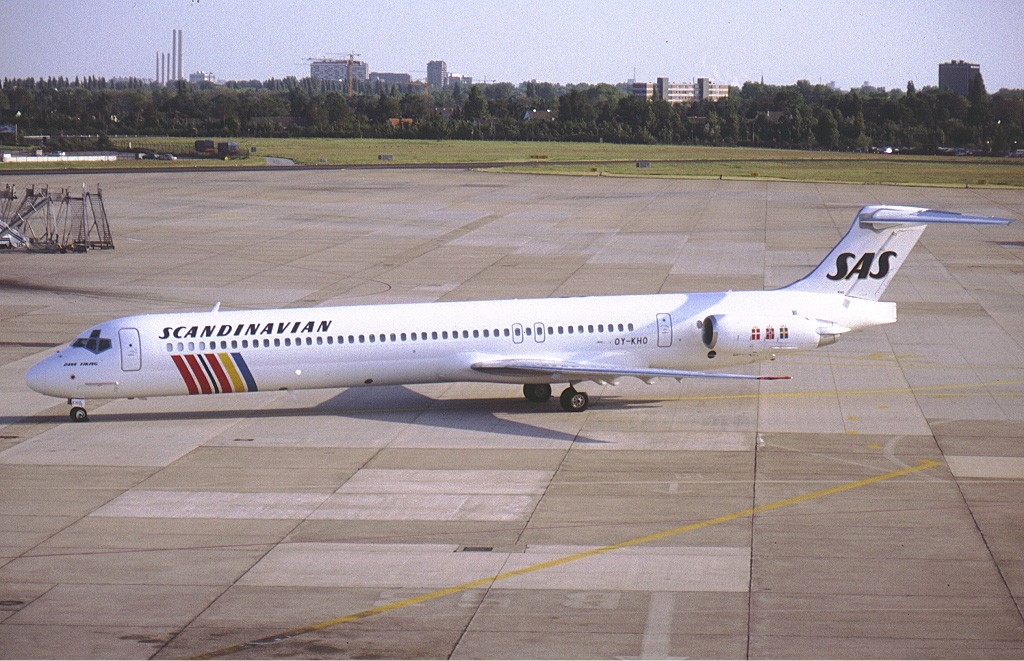 SAS_McDonnell_Douglas_MD-81_(DC-9-81)_OY-KHO_KvW-1