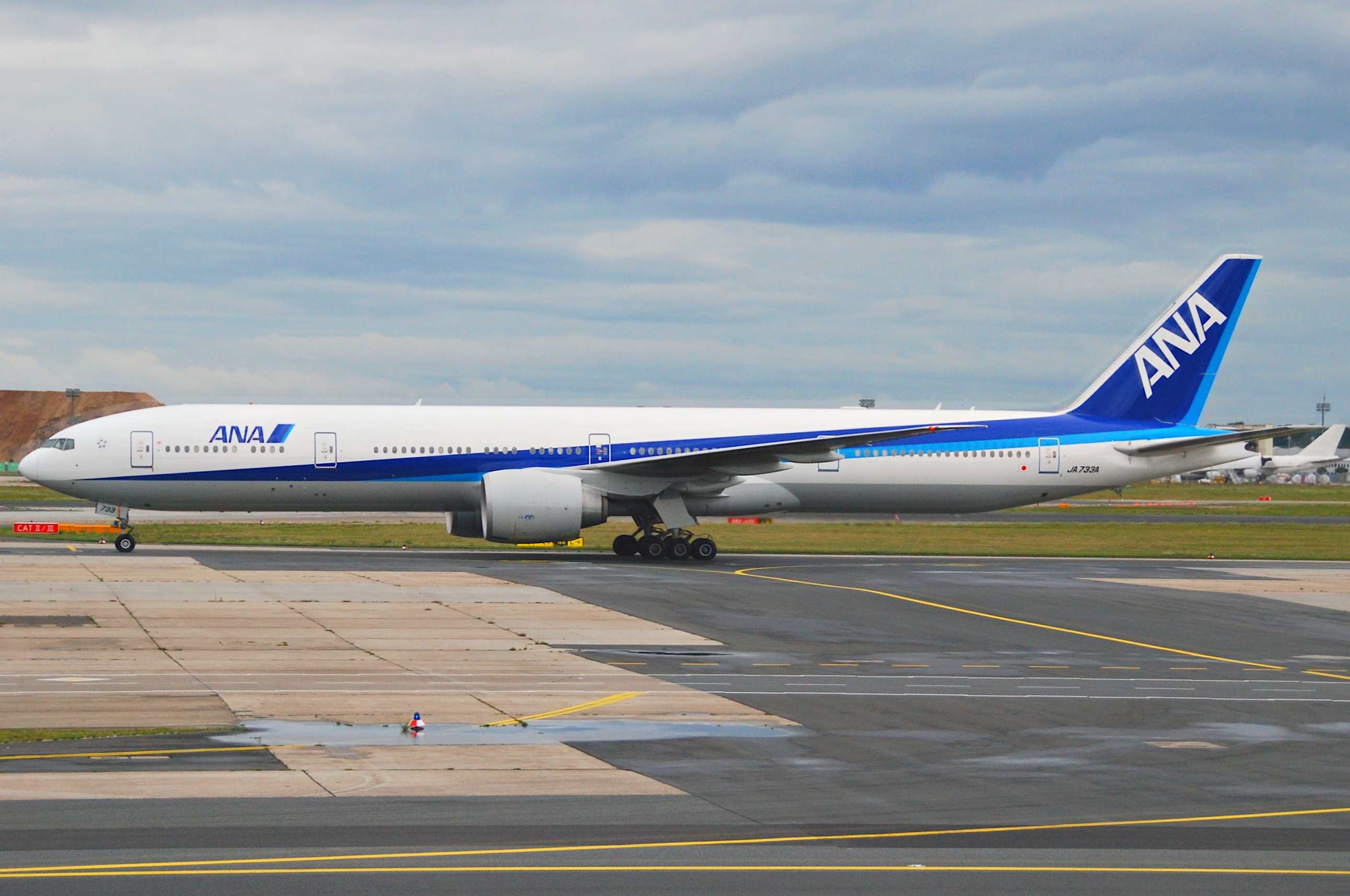 ANA_Boeing_777-300_ER;_JA733A@FRA;17.07.2011_610cx_(6059077097)