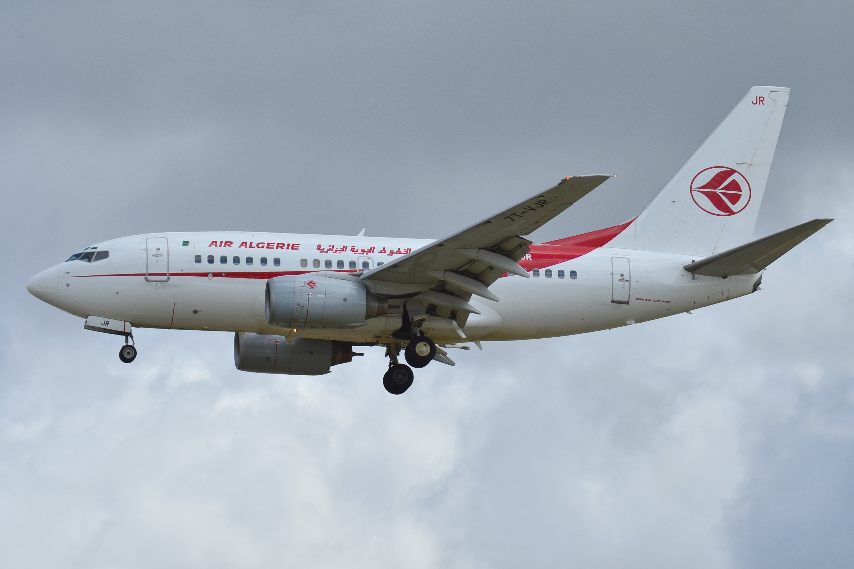 Boeing_737-600_Air_Algérie_(DAH)_7T-VJR_-_MSN_30545_1131_(9716410853)
