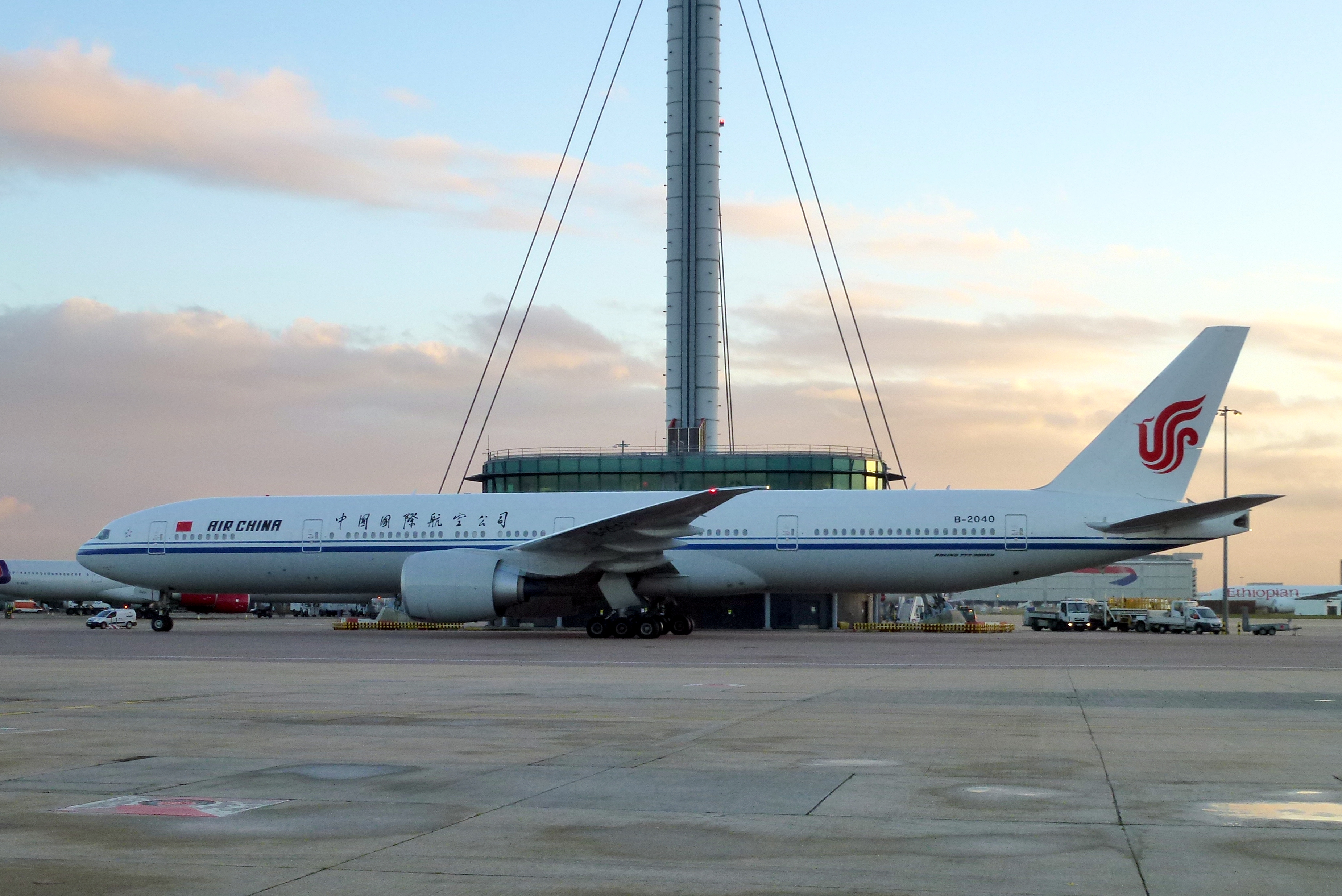 Boeing_777-300_(Air_China)_B-2040_LHR_(12097547006)
