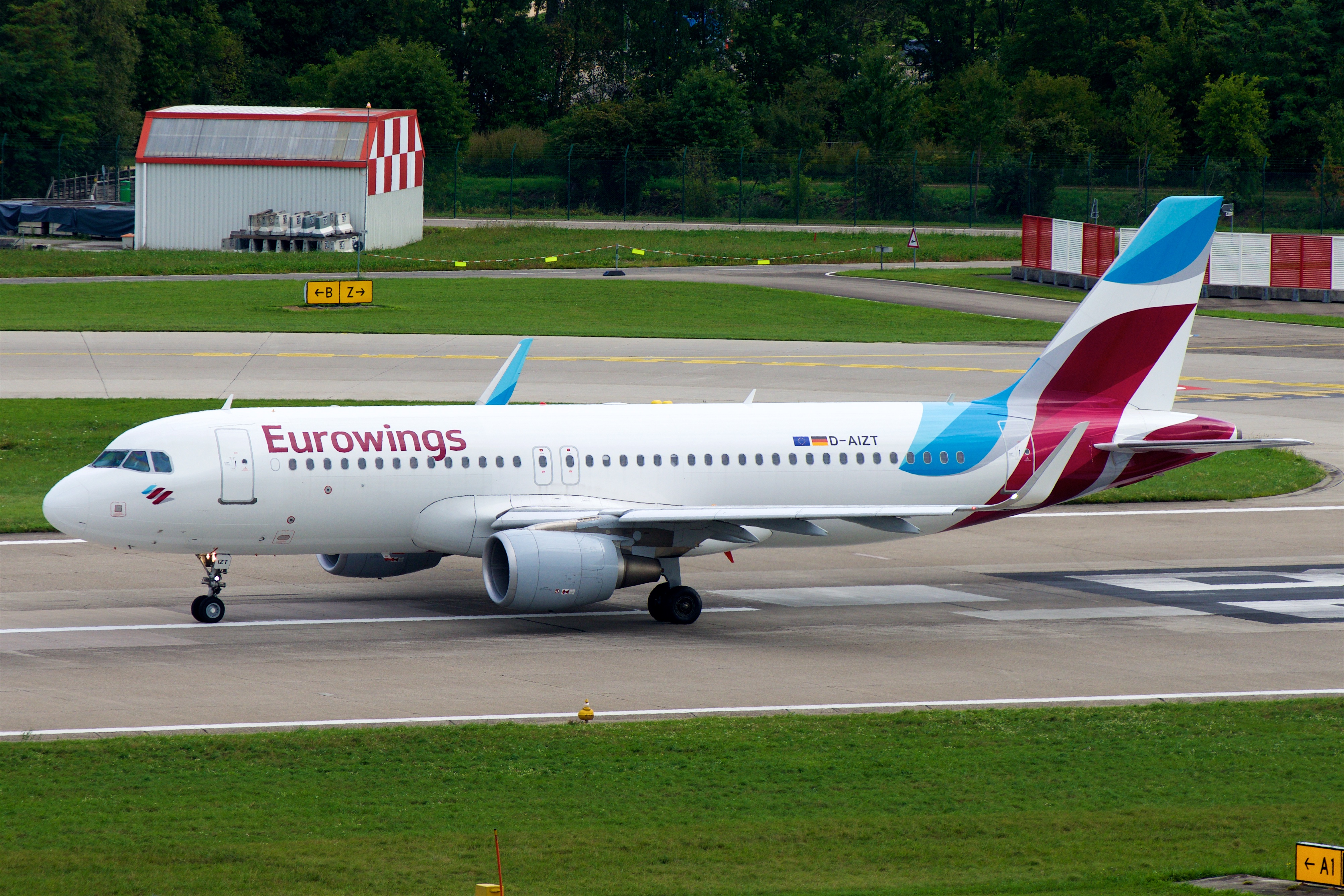 Eurowings_Airbus_A320-200_D-AIZT_(23847046576)