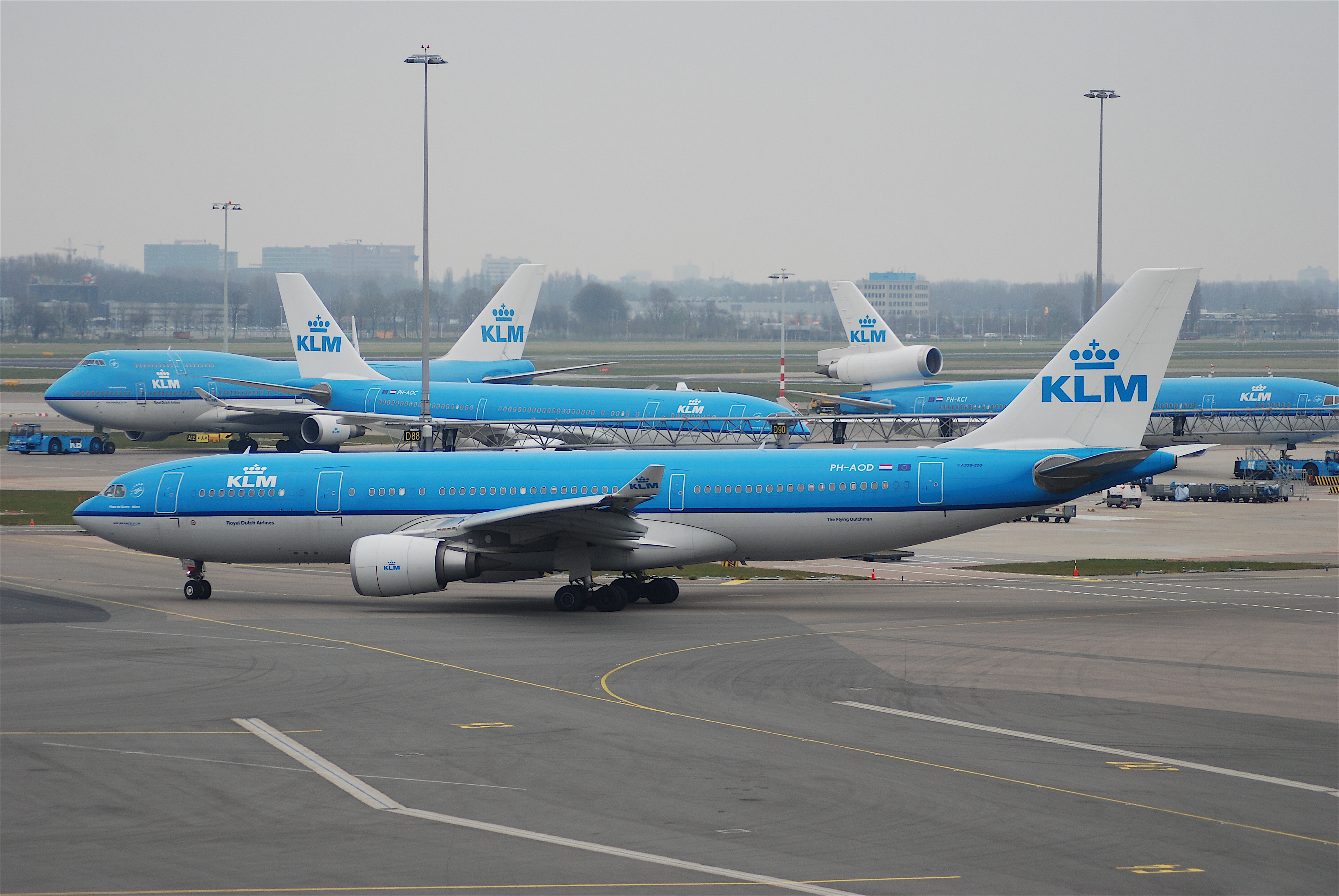 KLM_Airbus_A330-200,_PH-AOD@AMS,19.04.2008-508di_-_Flickr_-_Aero_Icarus