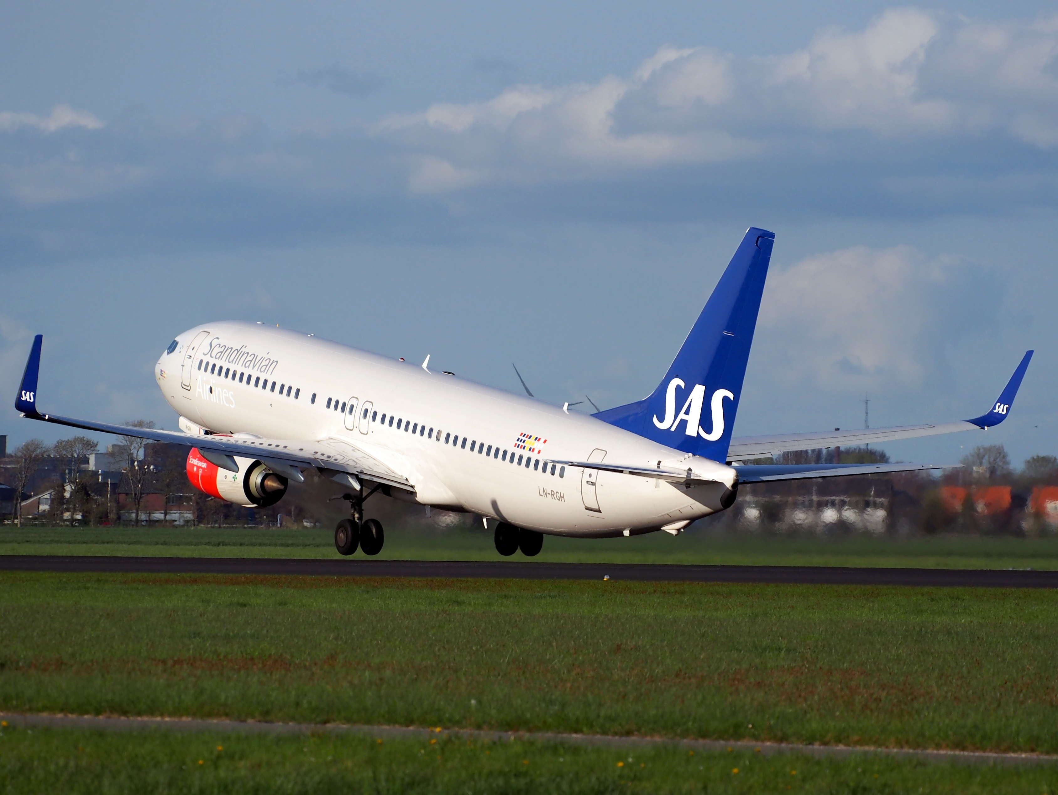 LN-RGH_SAS_Scandinavian_Airlines_Boeing_737-86N_takeoff_from_Polderbaan,_Schiphol_(AMS_-_EHAM)_at_sunset,_pic2