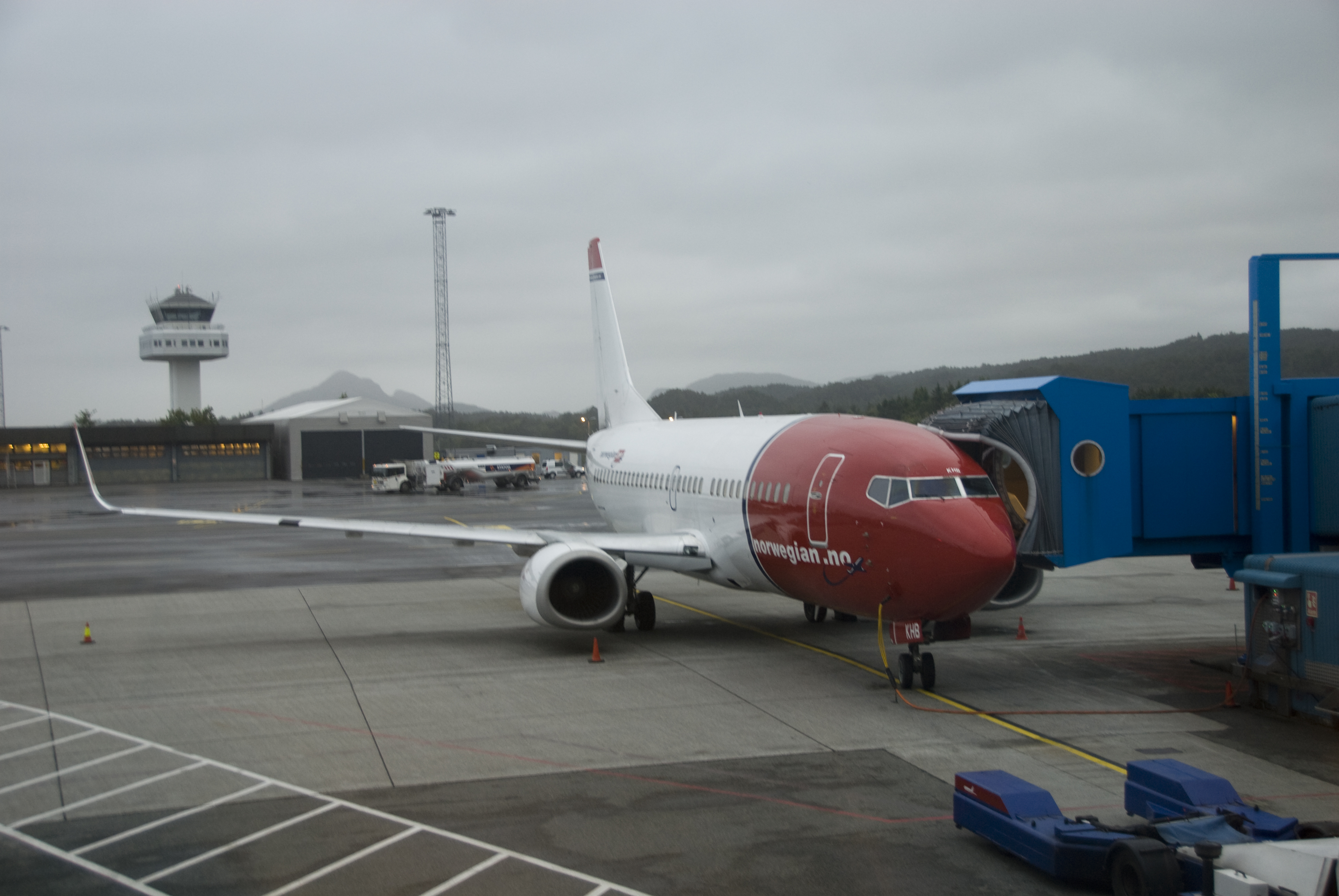 Norwegian_B737-300_LN-KHB_at_Bergen_Airport