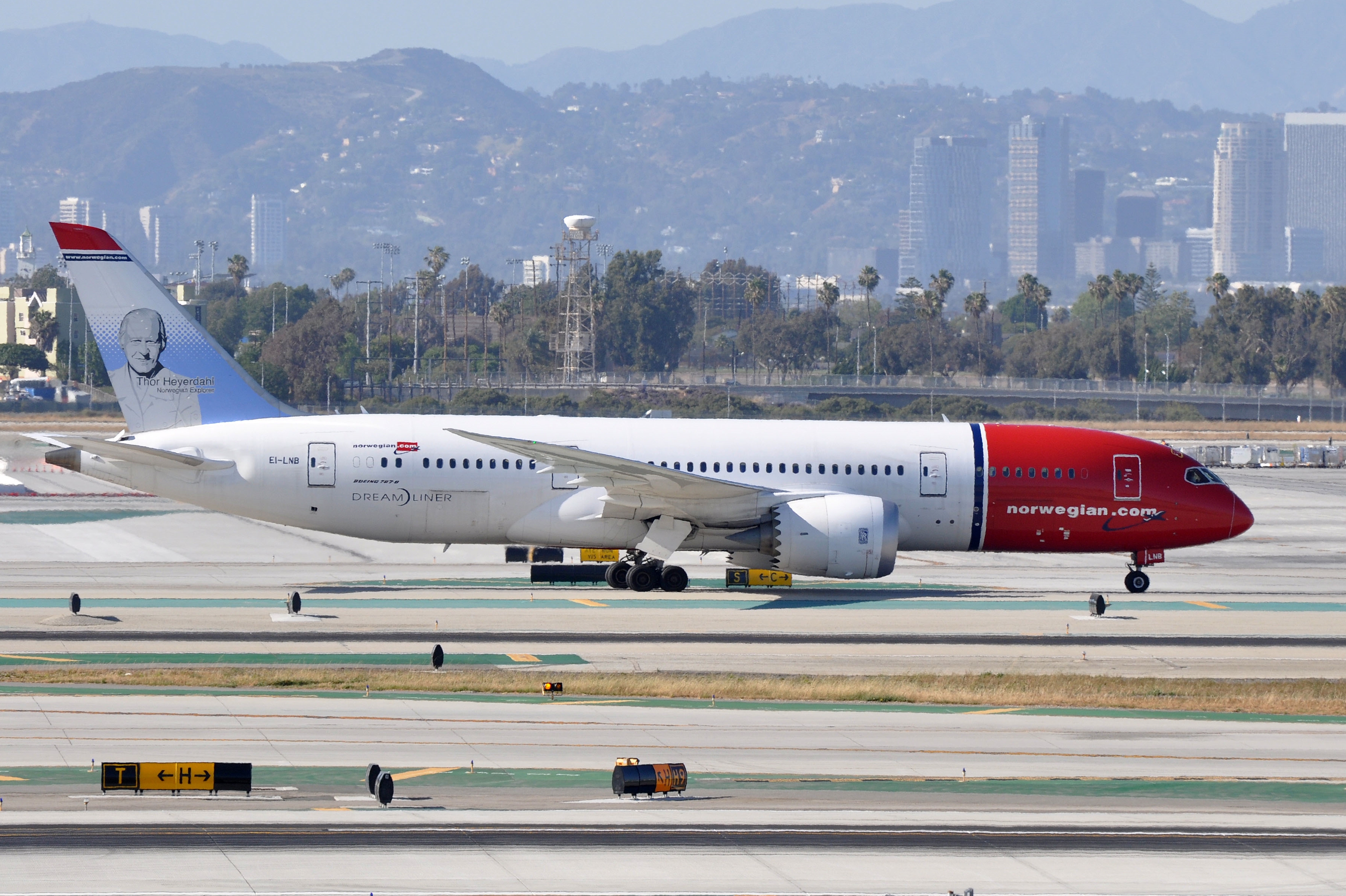 Norwegian_Long_Haul,_Boeing_787-8_Dreamliner,_EI-LNB_-_LAX_(22558329066)