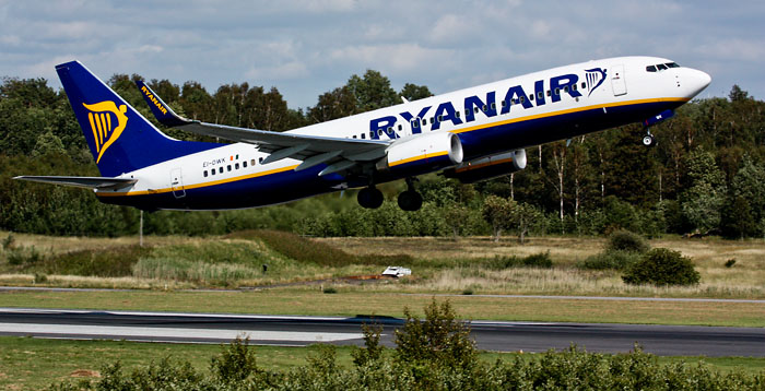Ryanair_737-800_at_Gothenburg