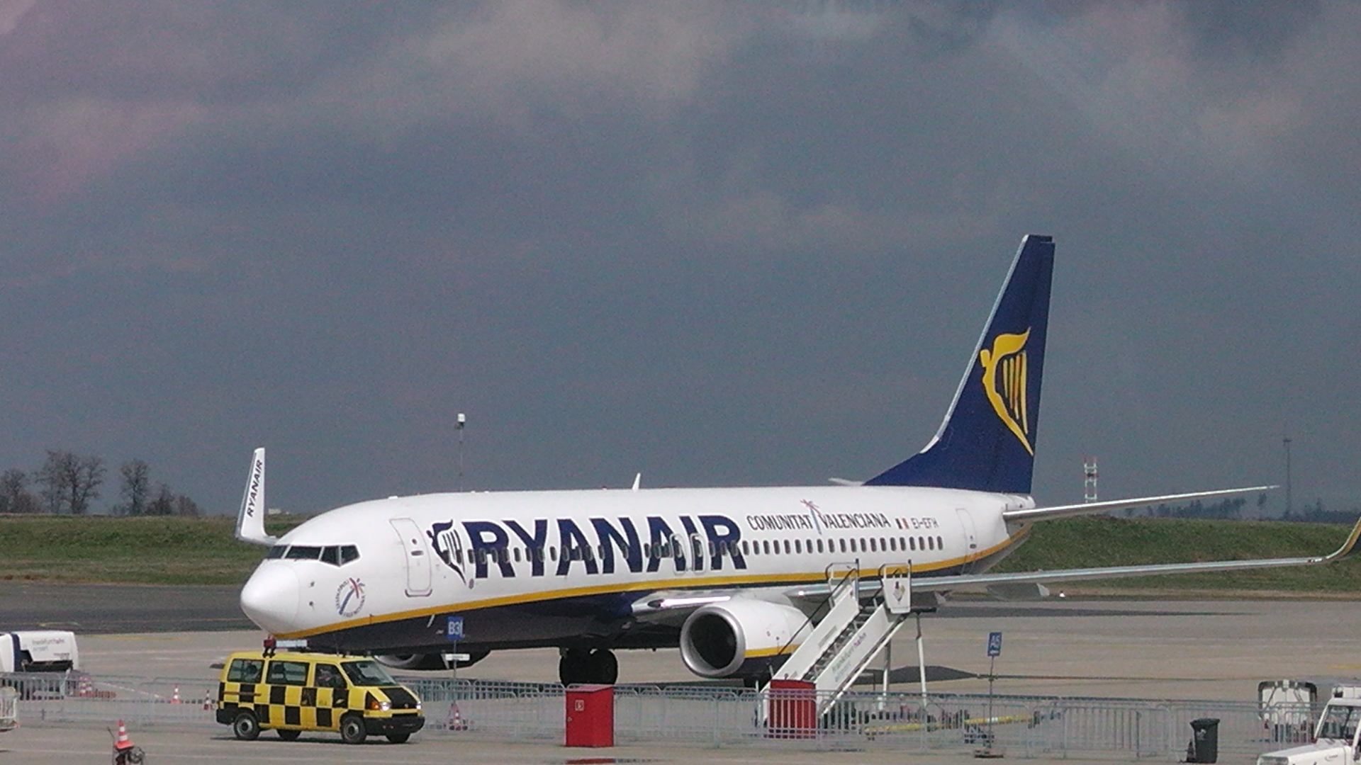 Ryanair_Boeing_737-800_%22Communitat_Valenciana%22