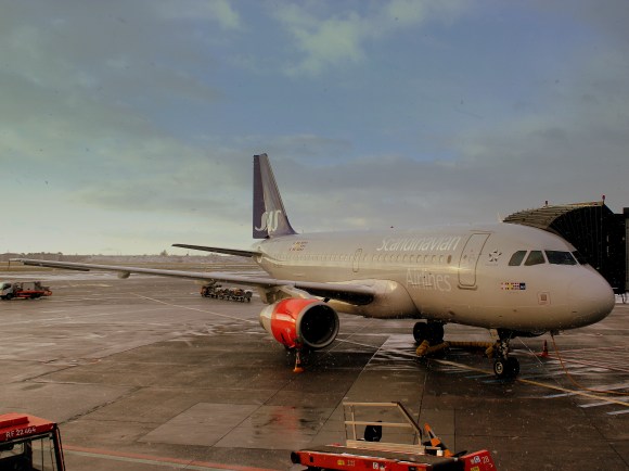 SAS_A319_OYKBR_AT_KASTRUP_AIRPORT_COPENHAGEN_DEC_2012_(8251605303)