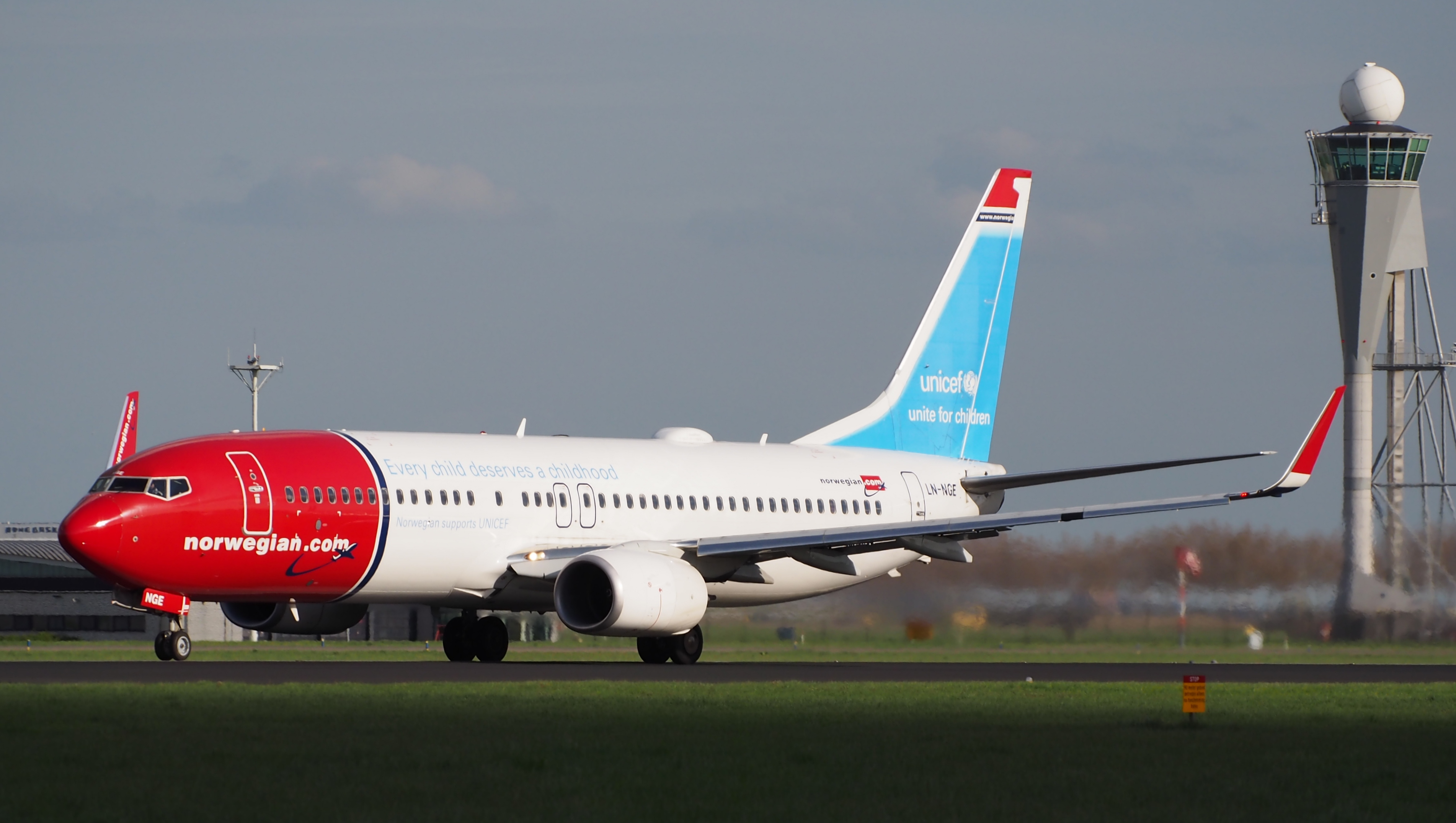 LN-NGE_Norwegian_Air_Shuttle_Boeing_737-8JP(WL)_takeoff_from_Polderbaan,_Schiphol_(AMS_-_EHAM)_at_sunset,_pic1