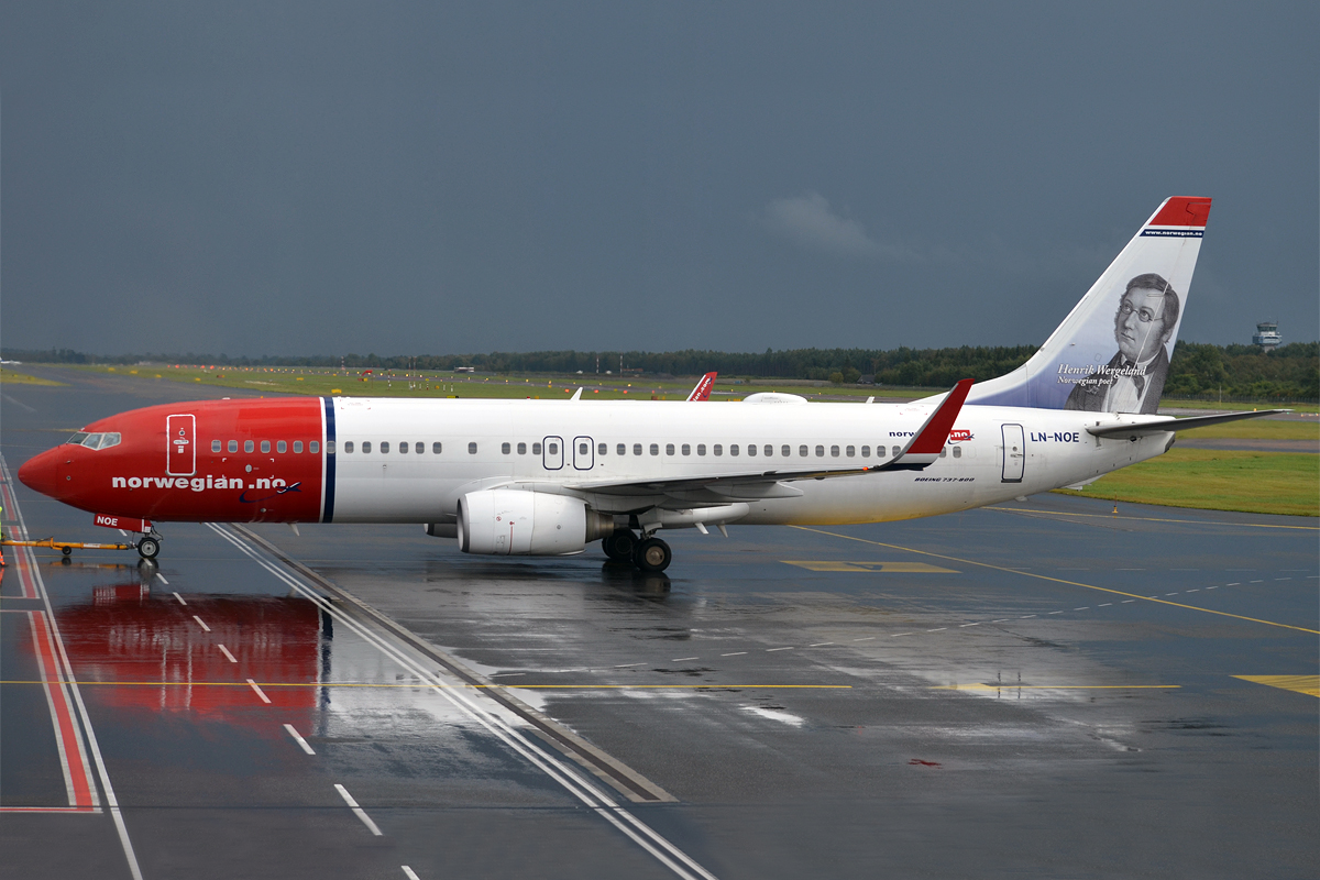 Norwegian_(Henrik_Wergeland_livery),_LN-NOE,_Boeing_737-8Q8_(16270712027)
