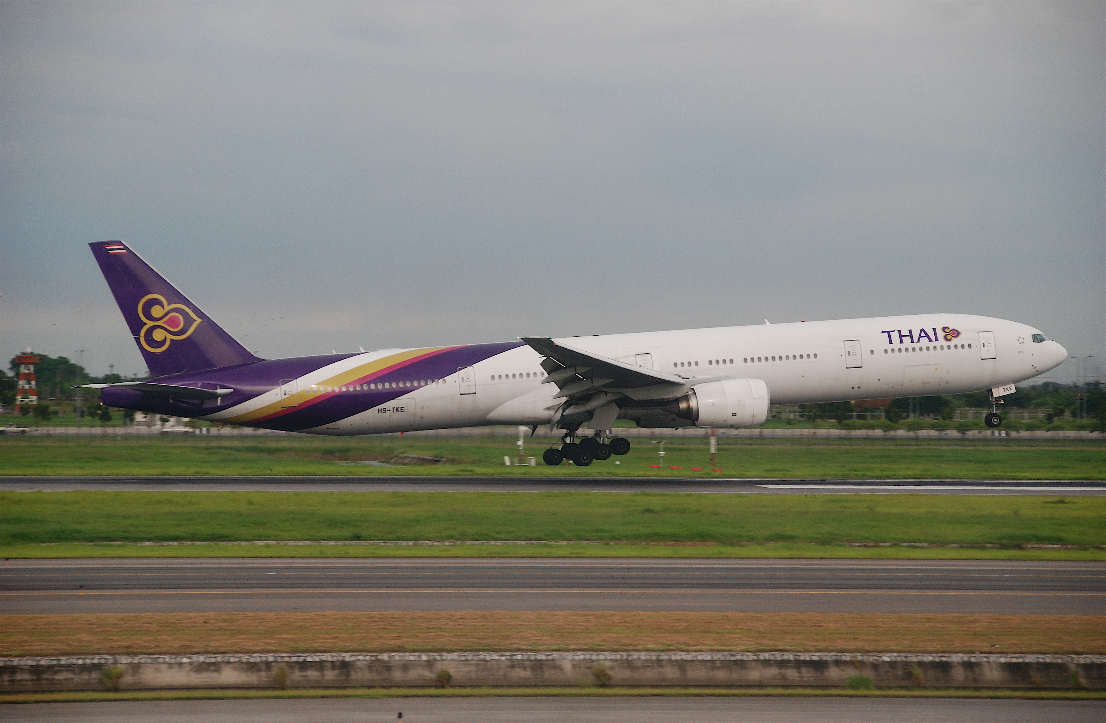 Thai_Airways_International_Boeing_777-300;_HS-TKE@BKK;29.07.2011_612cq_(6099682650)