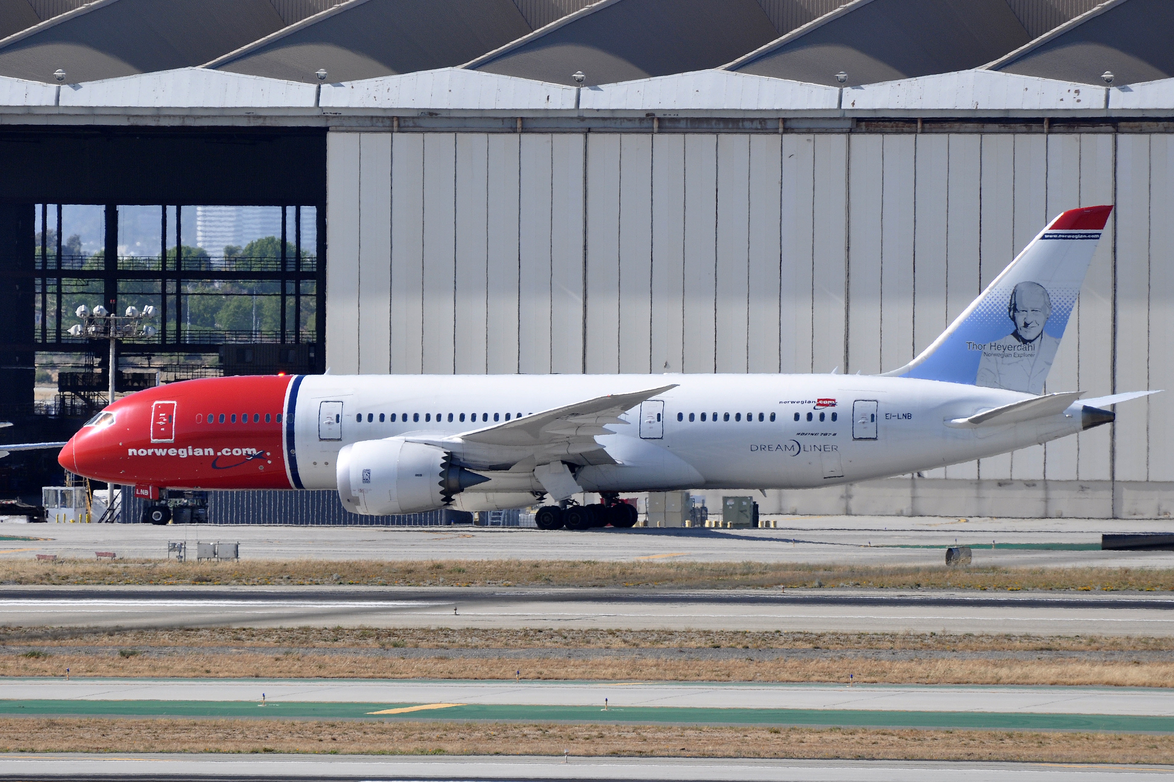 norwegian_long_haul_boeing_787-8_dreamliner_ln-lnb_-_lax_22968938812