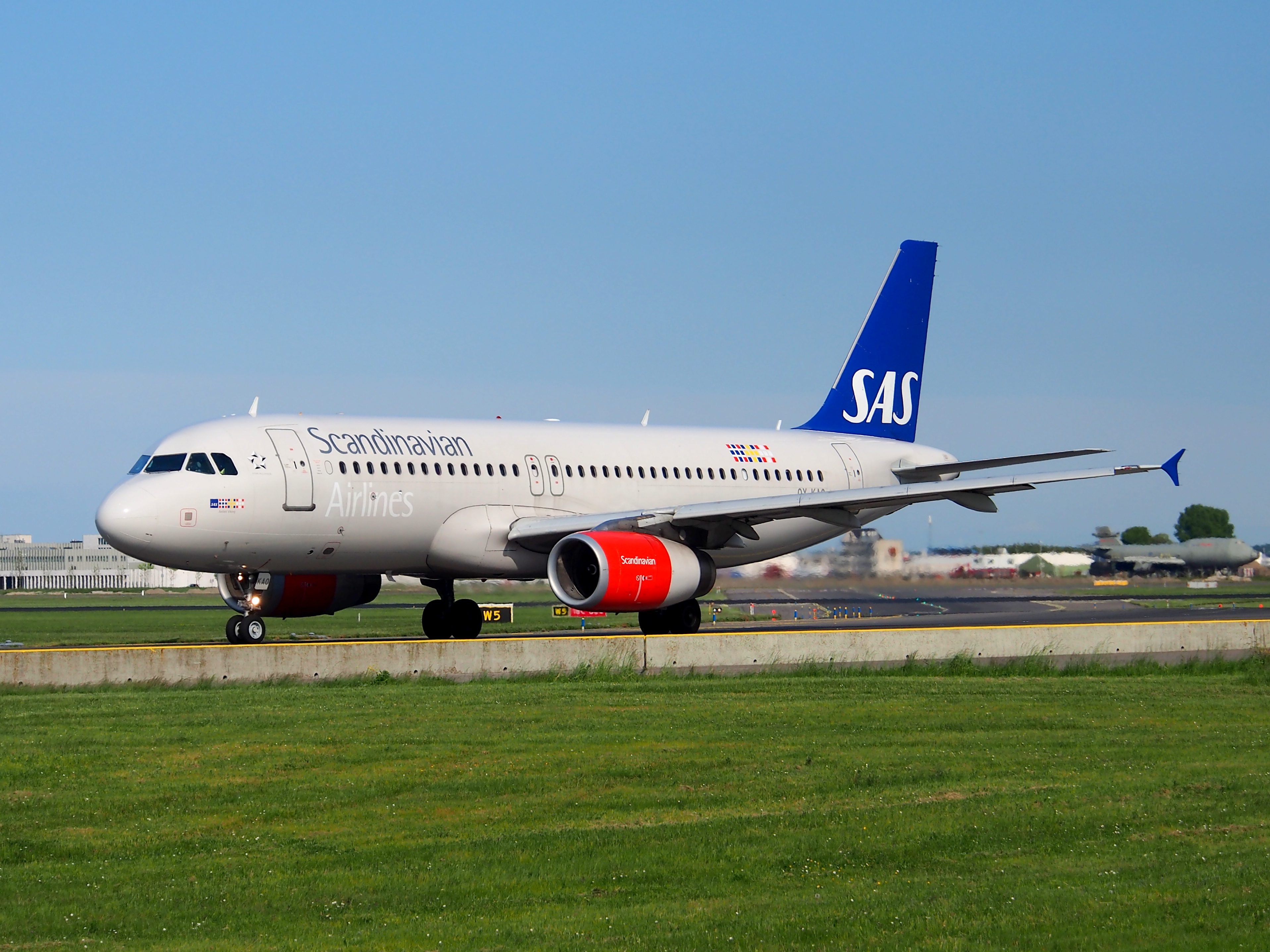 oy-kao_sas_scandinavian_airlines_airbus_a320-232_taxiing_at_schiphol_ams_-_eham_the_netherlands_18may2014_pic-2