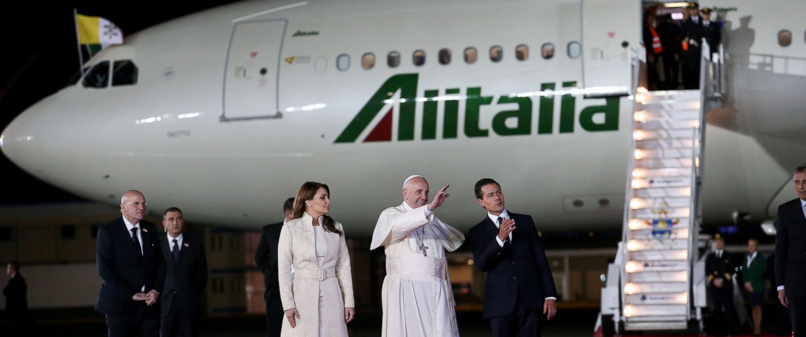 rtr_pope_mexico_city_airport_jc_160217_12x5_1600