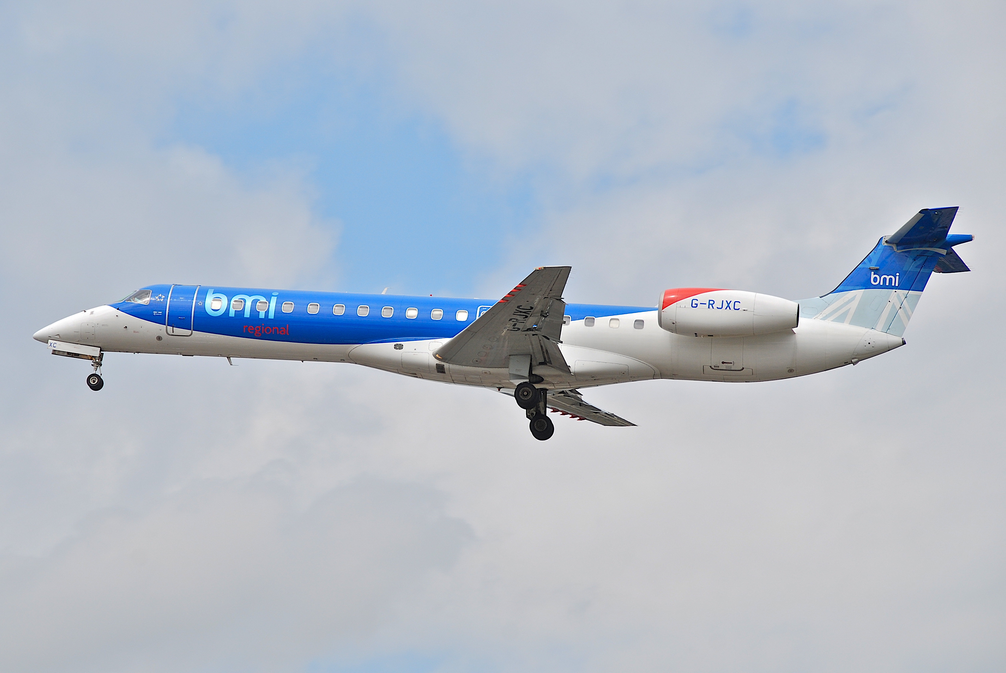 bmi_regional_embraer_erj-145_g-rjxclhr05-08-2009-550id_-_flickr_-_aero_icarus