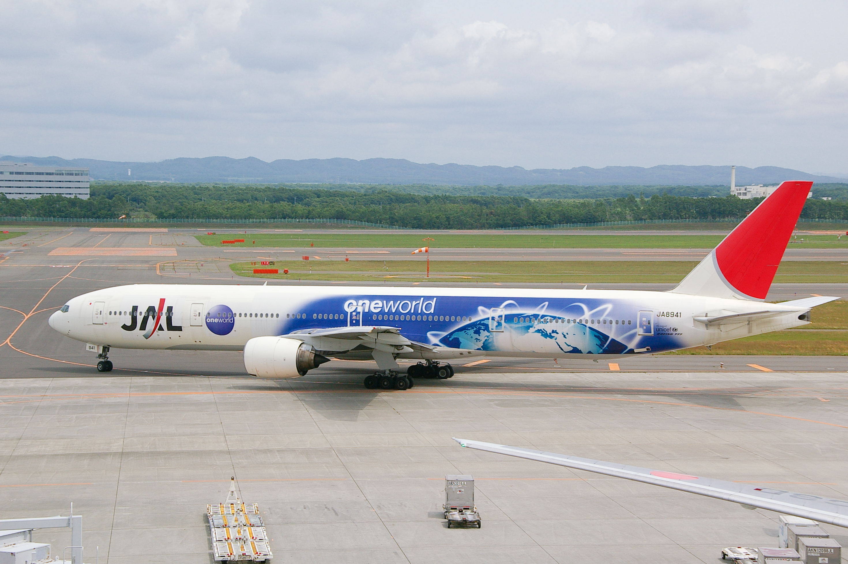 ja8941-oneworld-01