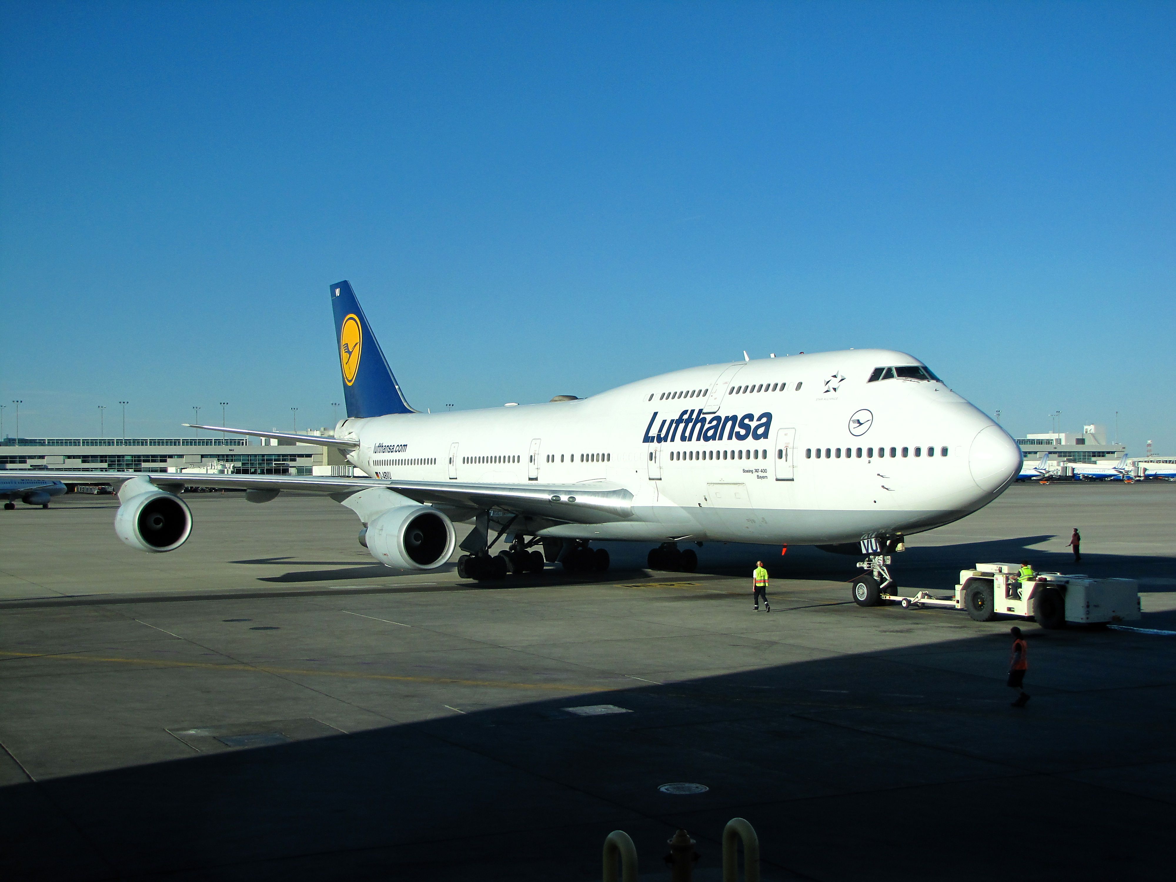 lufthansa_boeing_747-400_d-abvu_at_denver_international_airport_1
