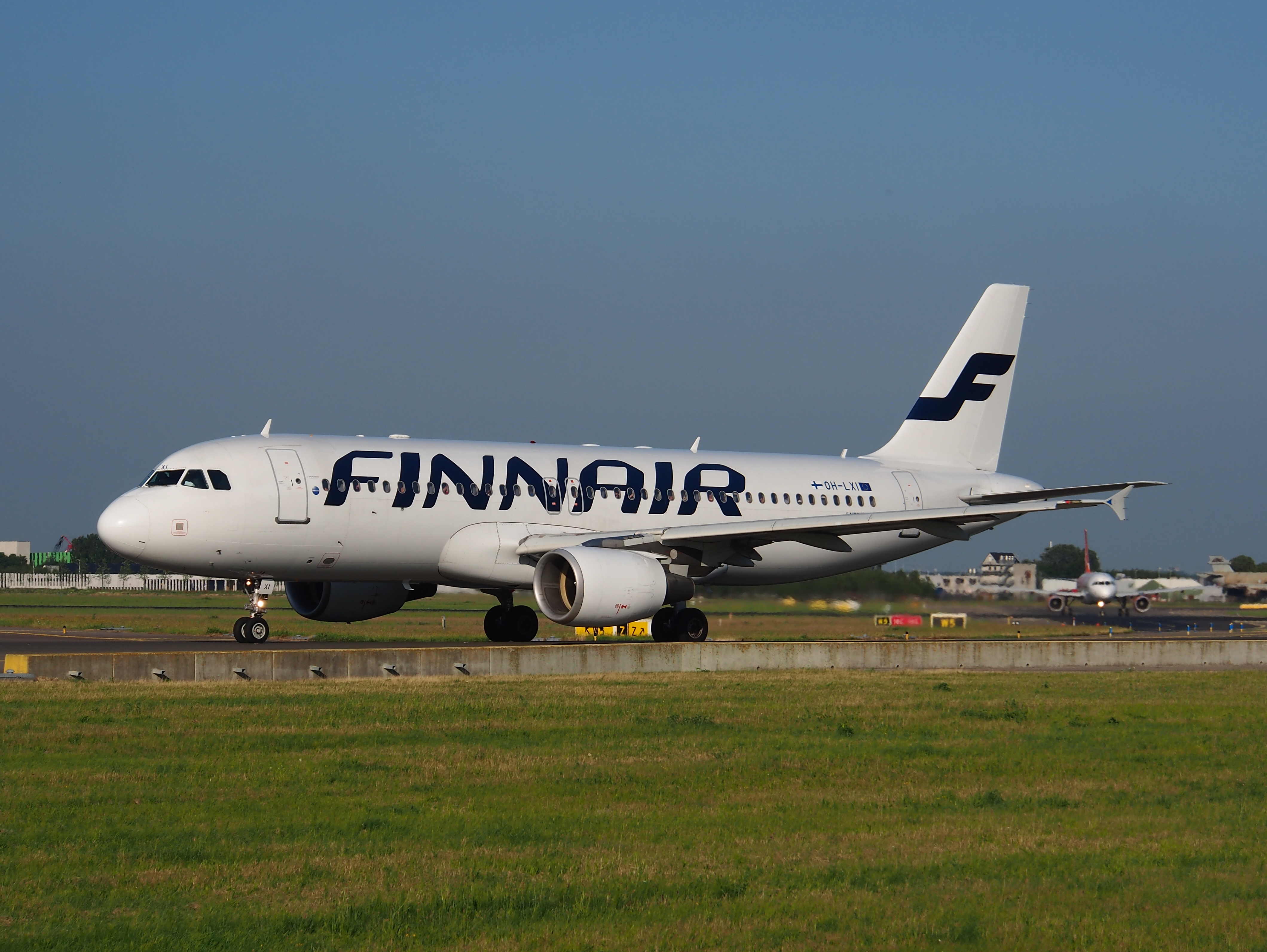 oh-lxi_finnair_airbus_a320-214_-_cn_1989_taxiing_15july2013_pic-002