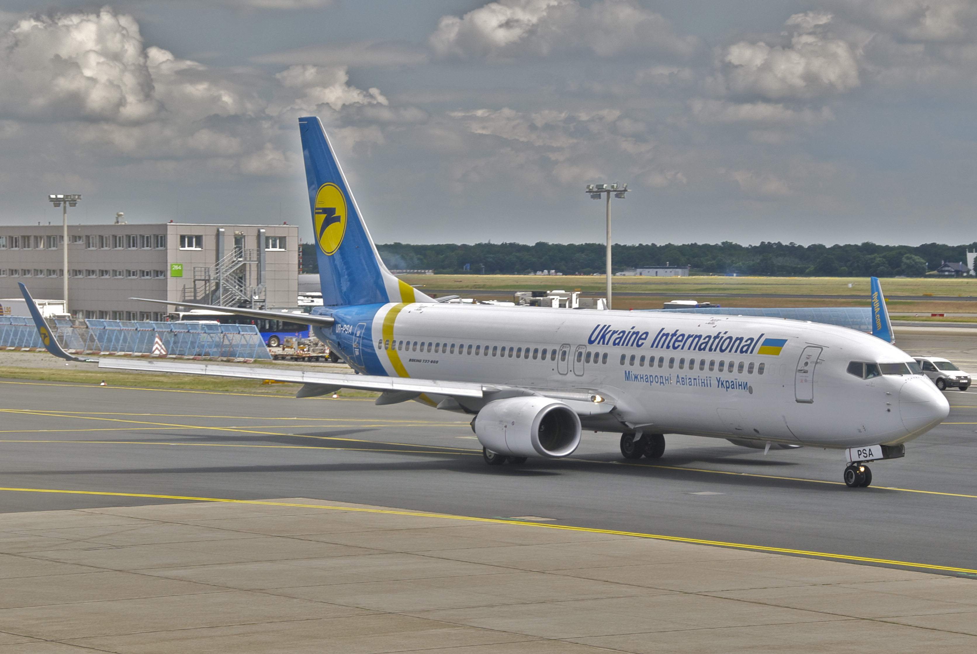 ukraine_international_airlines_boeing_737-800_ur-psafra01-06-2012_653ft_7156250543